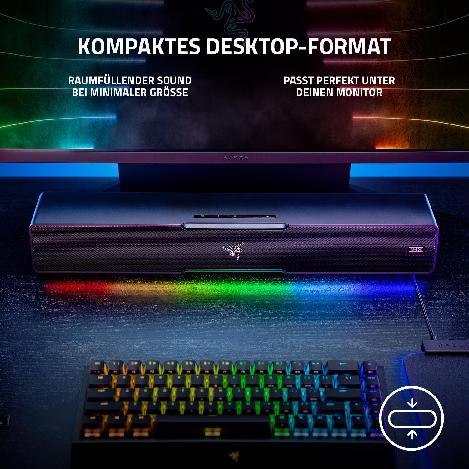 Eine Soundbar auf einem Schreibtisch mit Tastatur und Monitor. RGB-Lichter scheinen darunter. Text: "KOMPAKTES DESKTOP-FORMAT".
