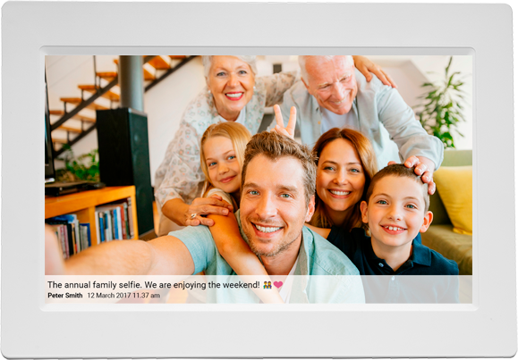 Une photo encadrée montre un selfie de famille avec une légende joyeuse.