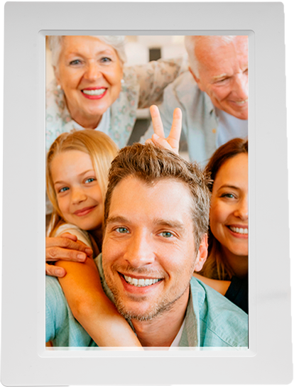 Un portrait de famille dans un cadre blanc ; visages heureux.