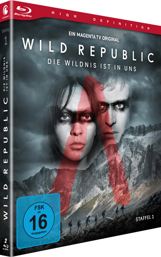 Filmcover. Zwei Personen in einem Wald. Text 'Wild Republic' ist darauf geschrieben.