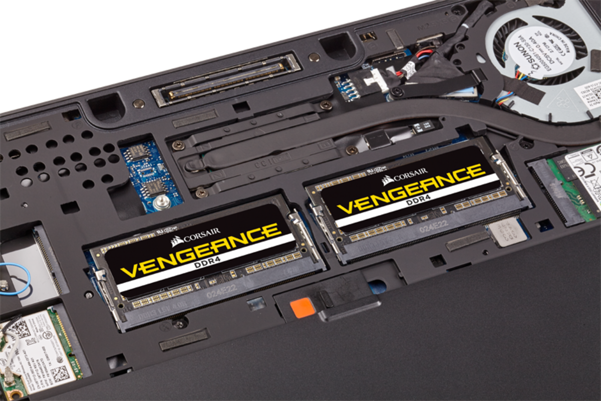Interno del laptop con due moduli RAM Corsair Vengeance DDR4 installati negli slot.