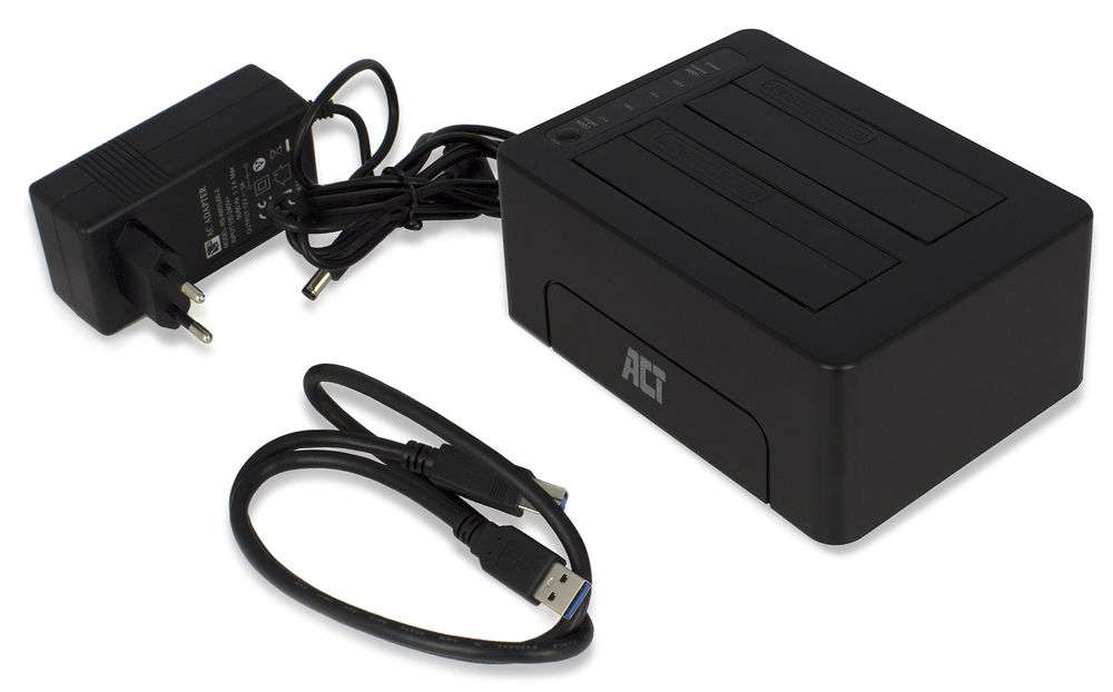 Fekete merevlemez dokkolóállomás hálózati adapterrel és USB kábellel.