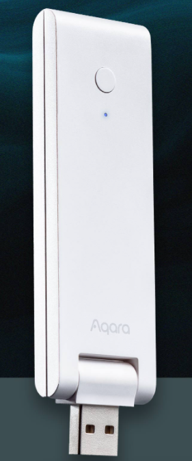 Weißer Aqara USB-Dongle mit USB-Anschluss und blauem Licht, vor dunklem tealfarbenem Hintergrund.