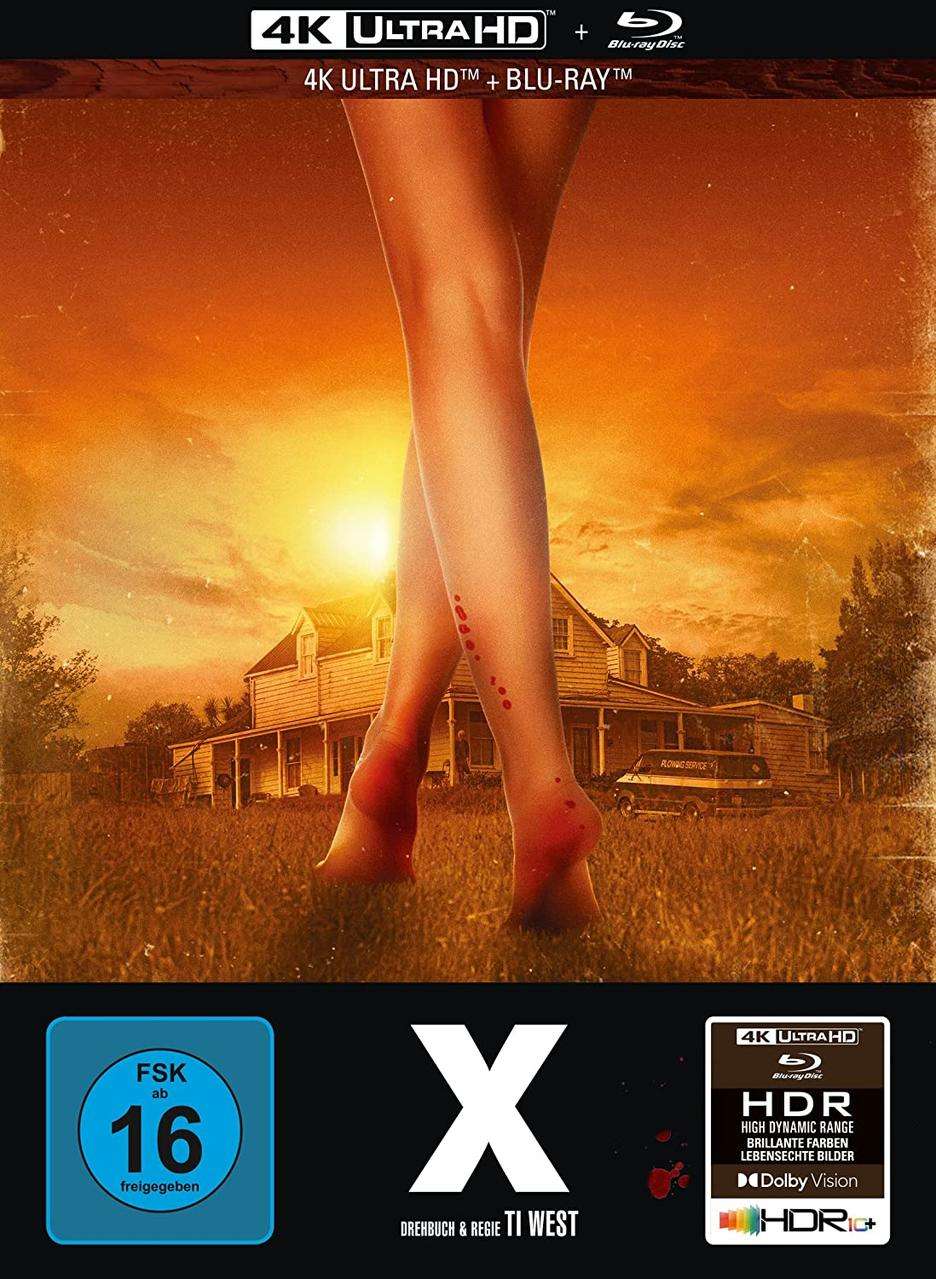 Filmcover für X, Beine mit Bluttropfen vor einem Haus und Sonnenuntergang zeigend.