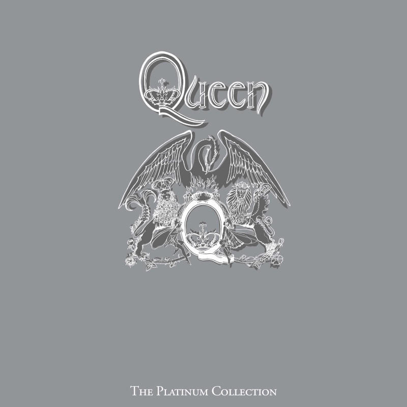 Albumcover mit Queen-Wappen auf grauem Hintergrund, weißer Text.