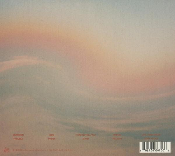 Ein CD-Albumcover. Der Hintergrund ist eine abstrakte Mischung aus Pastellfarben. Titel und Credits stehen unten.