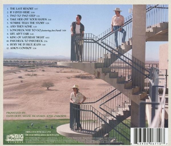 Die Rückseite einer CD-Hülle. Drei Männer stehen auf einer Treppe in einer Wüstenlandschaft. Text und ein Barcode sind vorhanden.