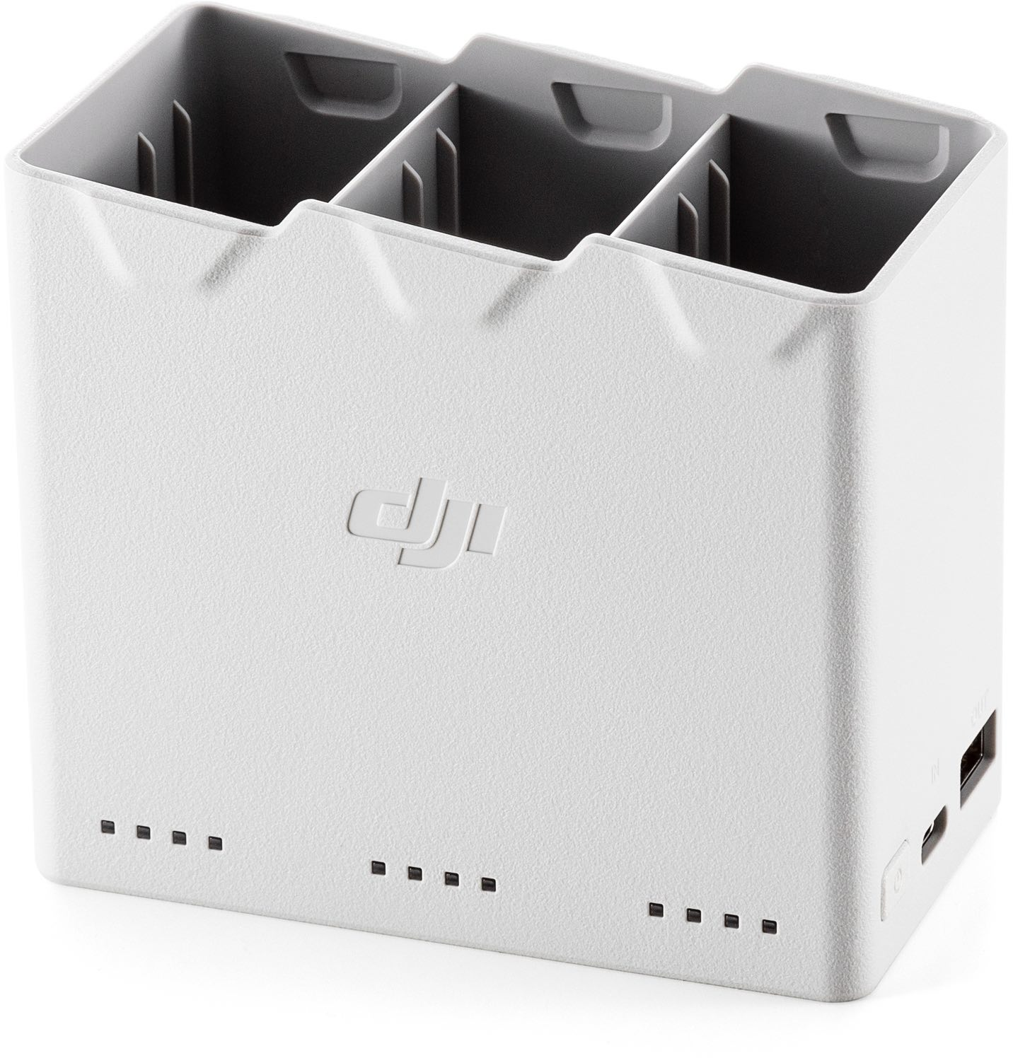Chargeur DJI blanc avec trois compartiments et témoins lumineux. Il a un logo et des ports de charge sur le côté.