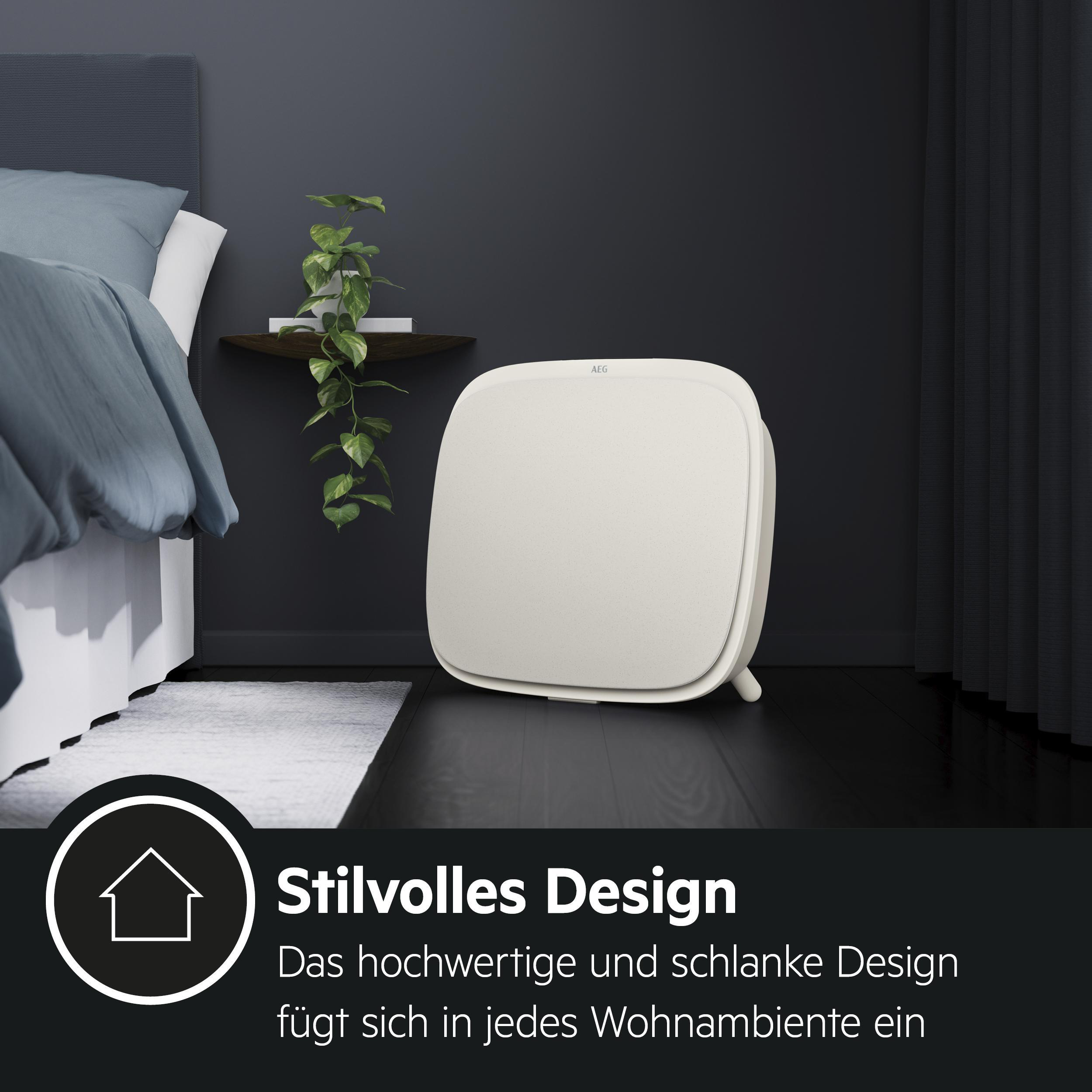 Weißer Luftreiniger in einem Raum mit dunklen Wänden, Bett und Regal mit Pflanze.
