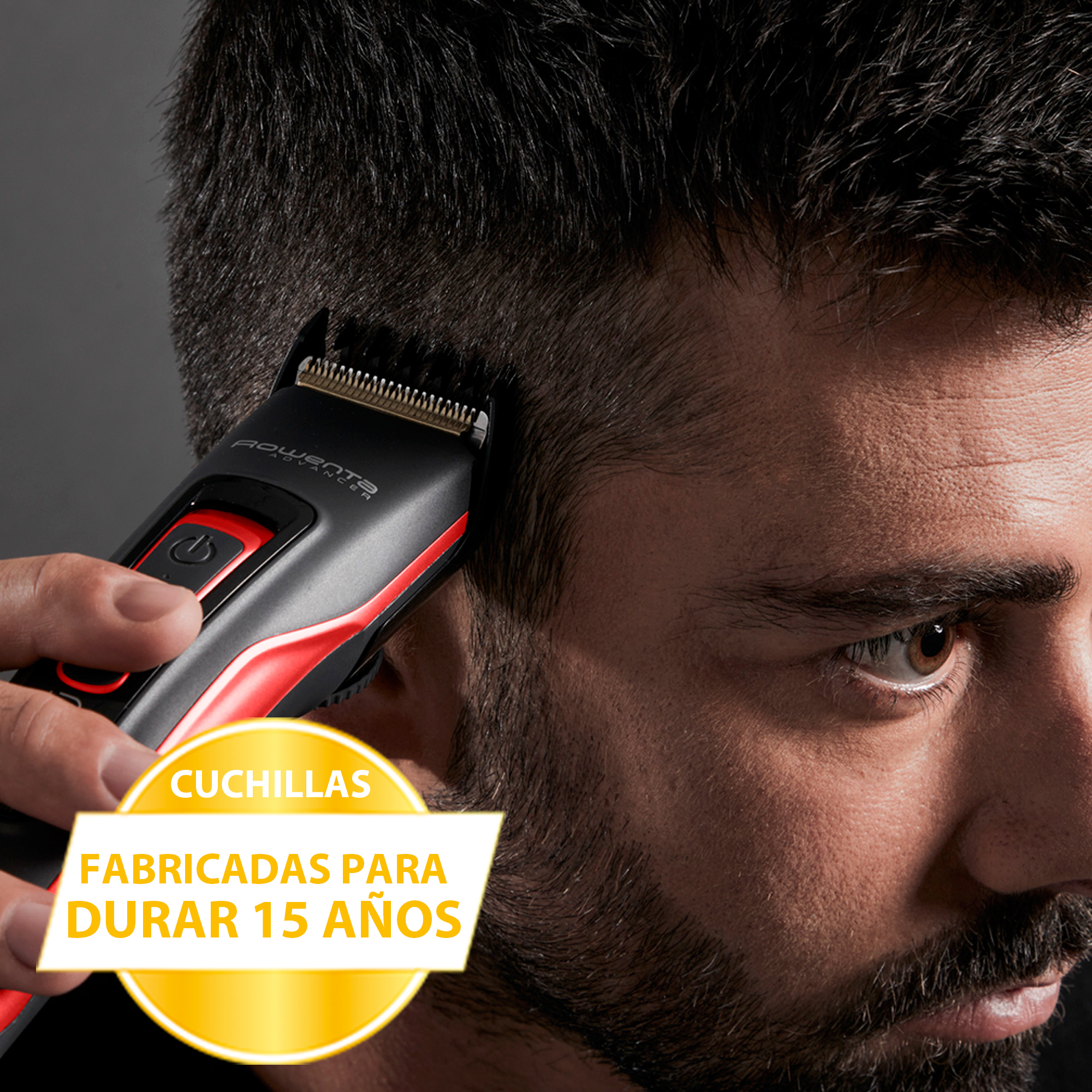 Hombre afeitándose la barba con una cortadora de cabello negra y roja.
