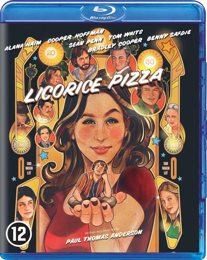 Blu-ray disc cover: 'Licorice Pizza' filmposter met een vrouw en andere mensen.
