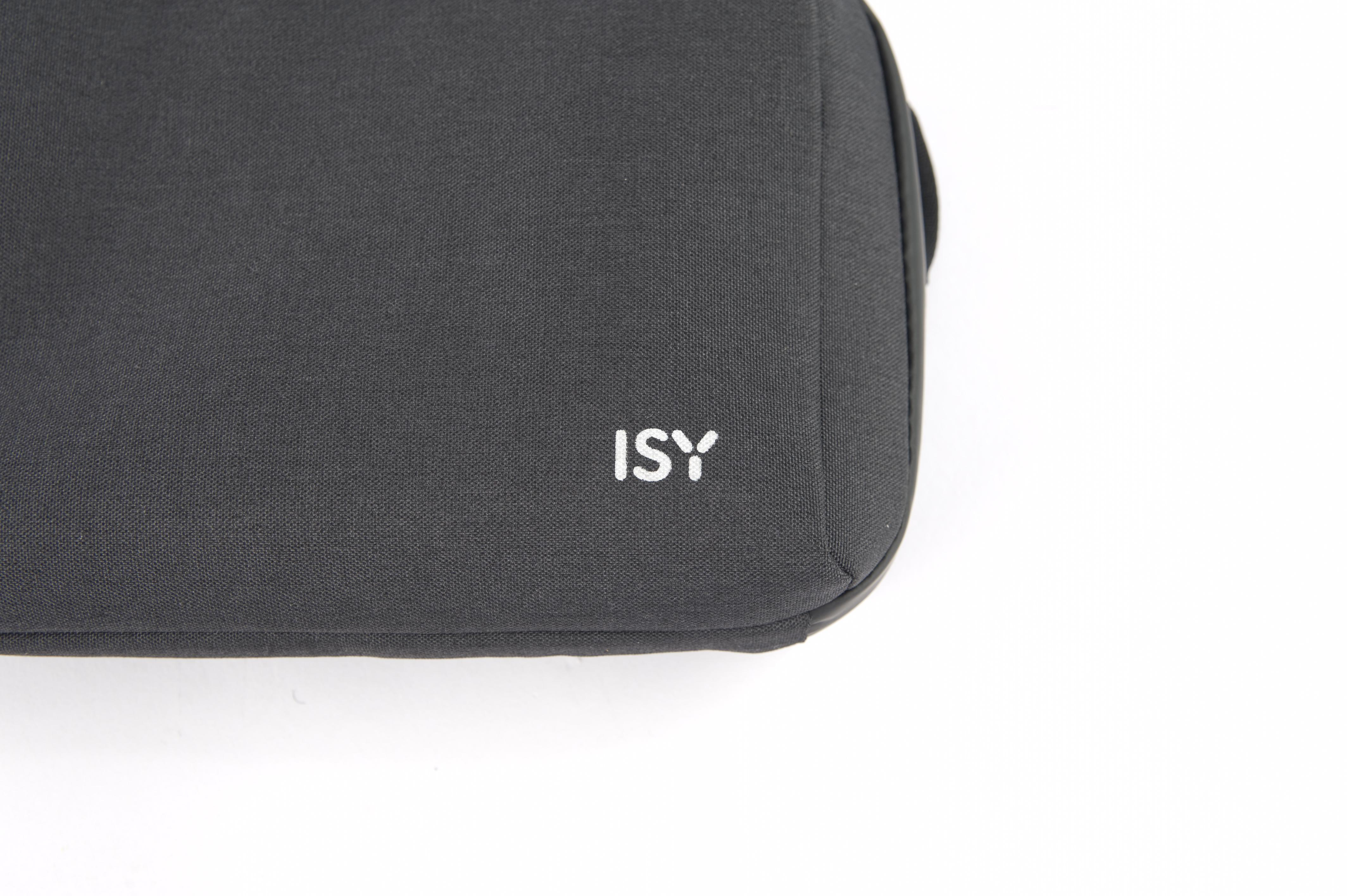 Eine schwarze Tasche auf weißem Hintergrund mit den Buchstaben ISY darauf.
