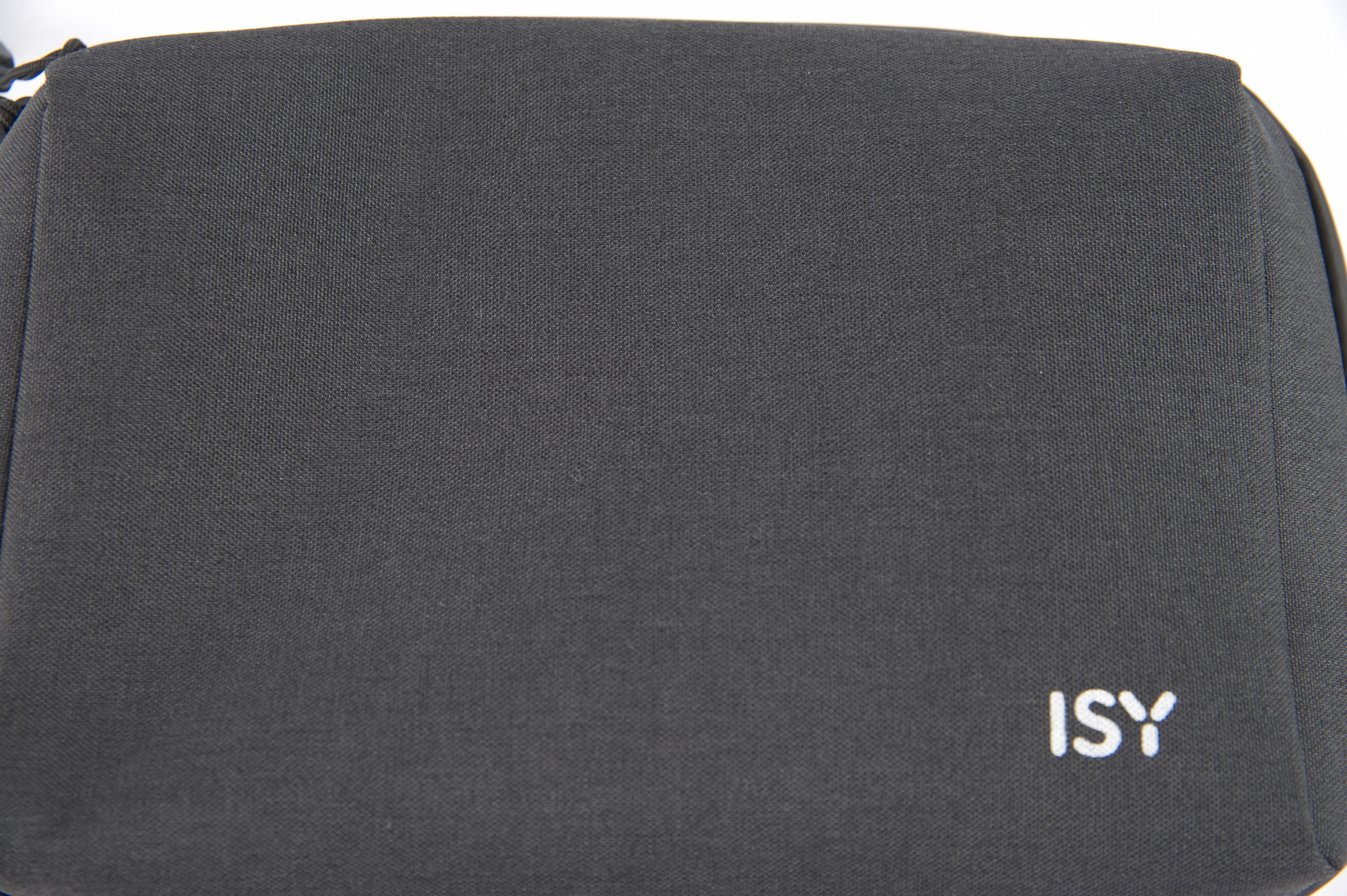 Schwarze, rechteckige Tasche mit weißem Text 'ISY' in der unteren rechten Ecke, vor weißem Hintergrund.