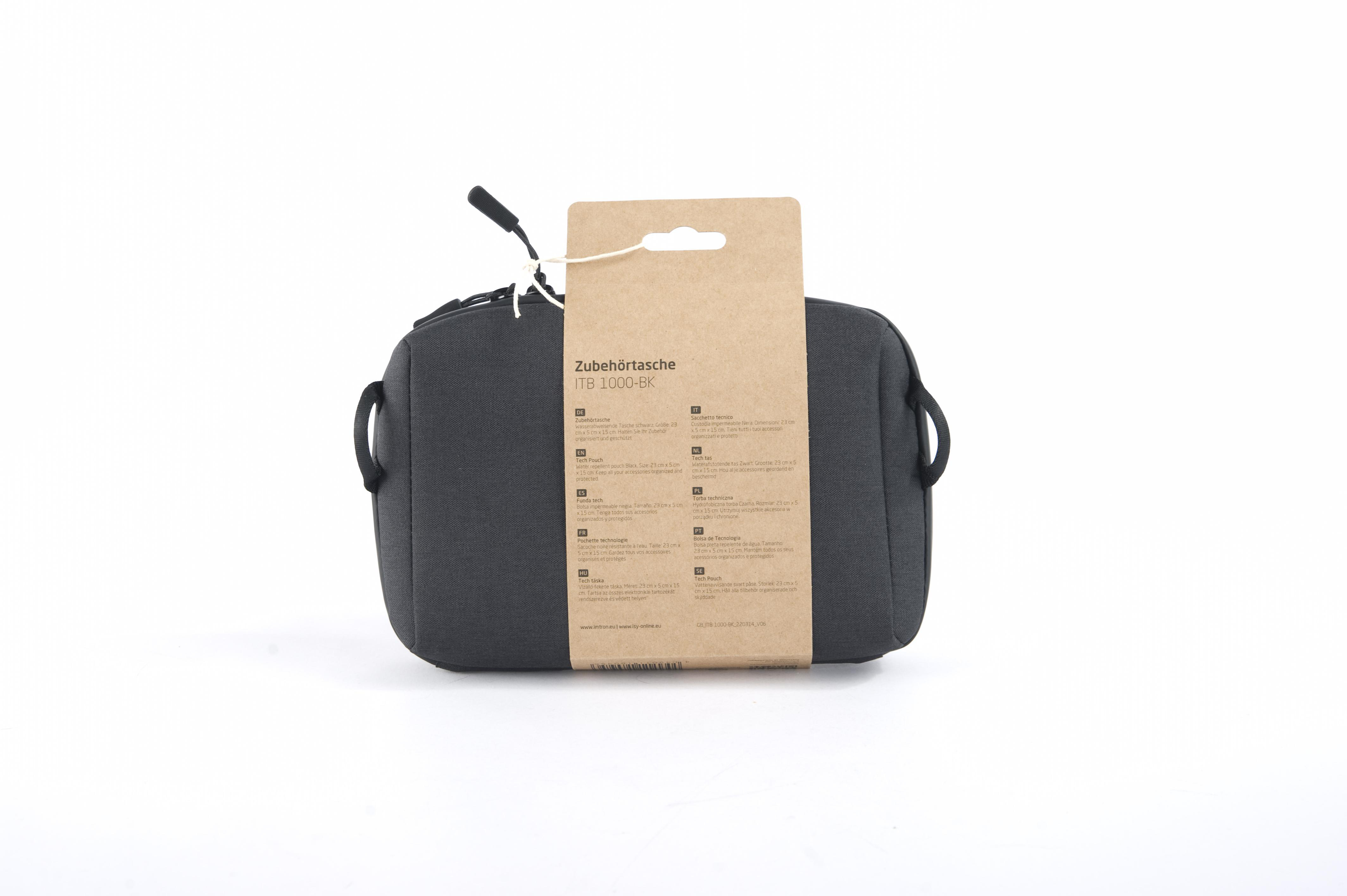 Schwarze Tasche mit weißem Anhänger. Der Anhänger hat Text darauf. Weißer Hintergrund.