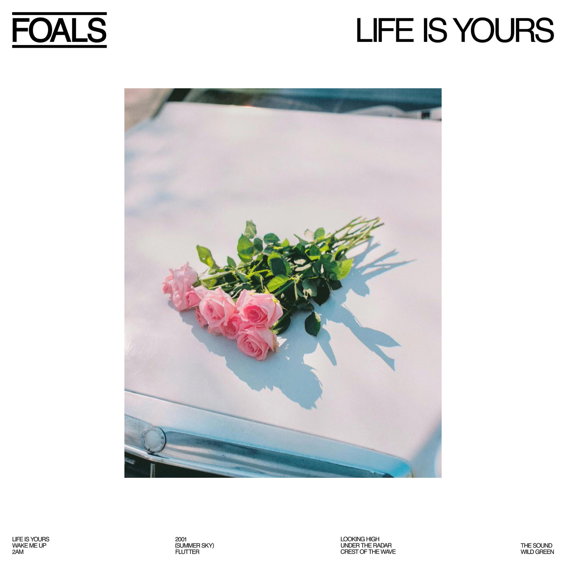 Albumcover mit Rosen auf einer Motorhaube. Text: „LIFE IS YOURS“ und Bandname.