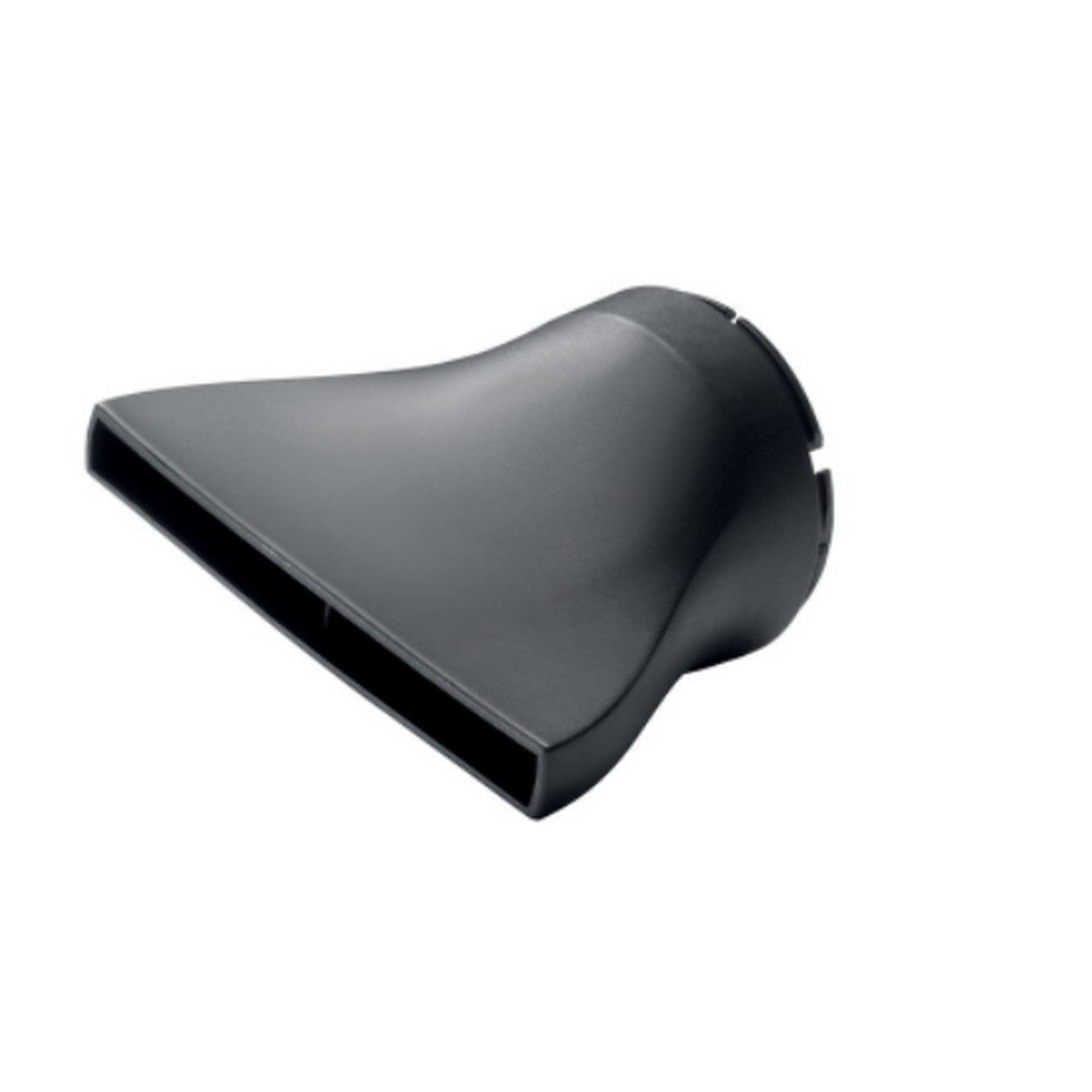 Una boquilla negra de secador de pelo sobre fondo blanco. Está en ángulo y tiene una abertura rectangular.
