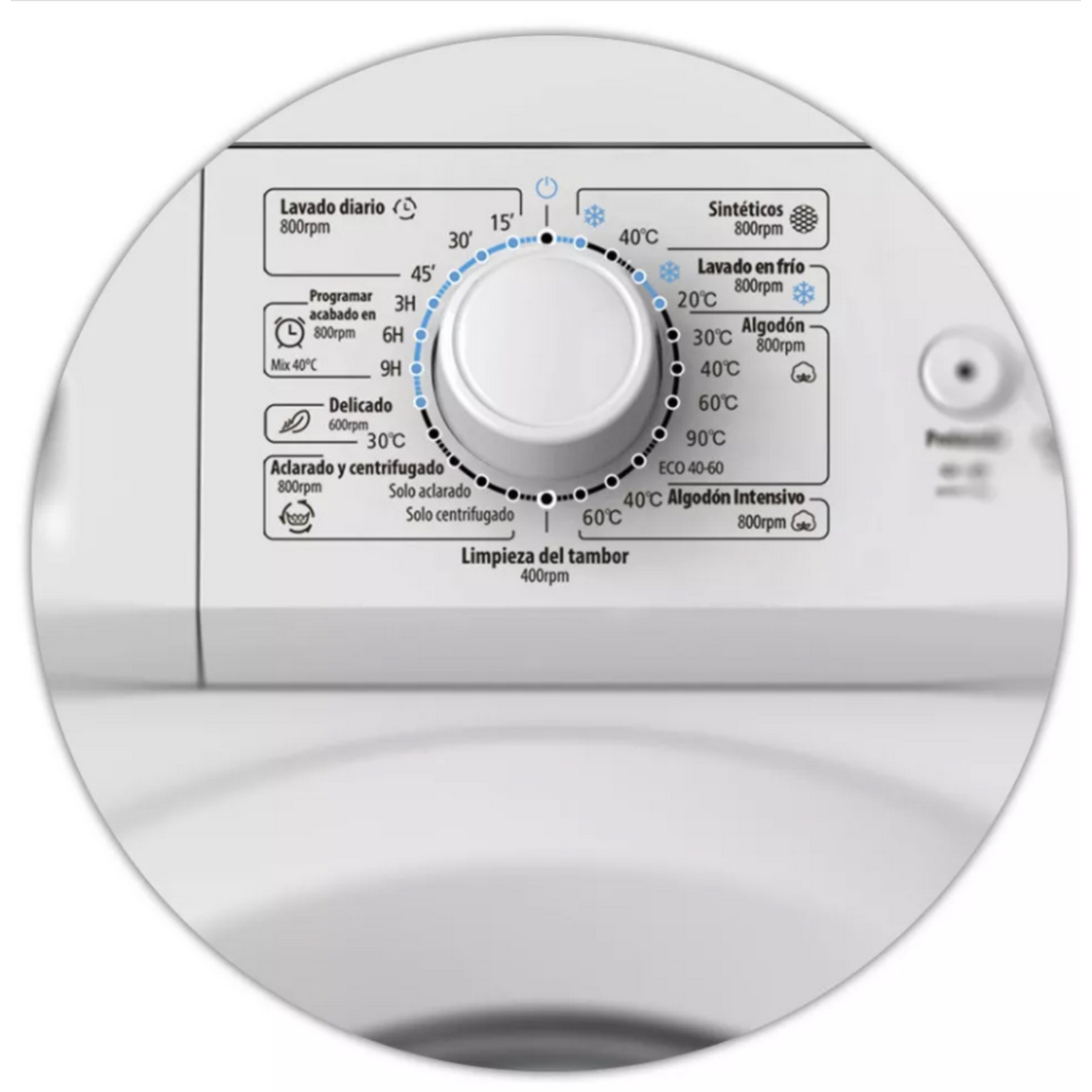 Primer plano del dial de la lavadora mostrando ciclos y temperaturas.