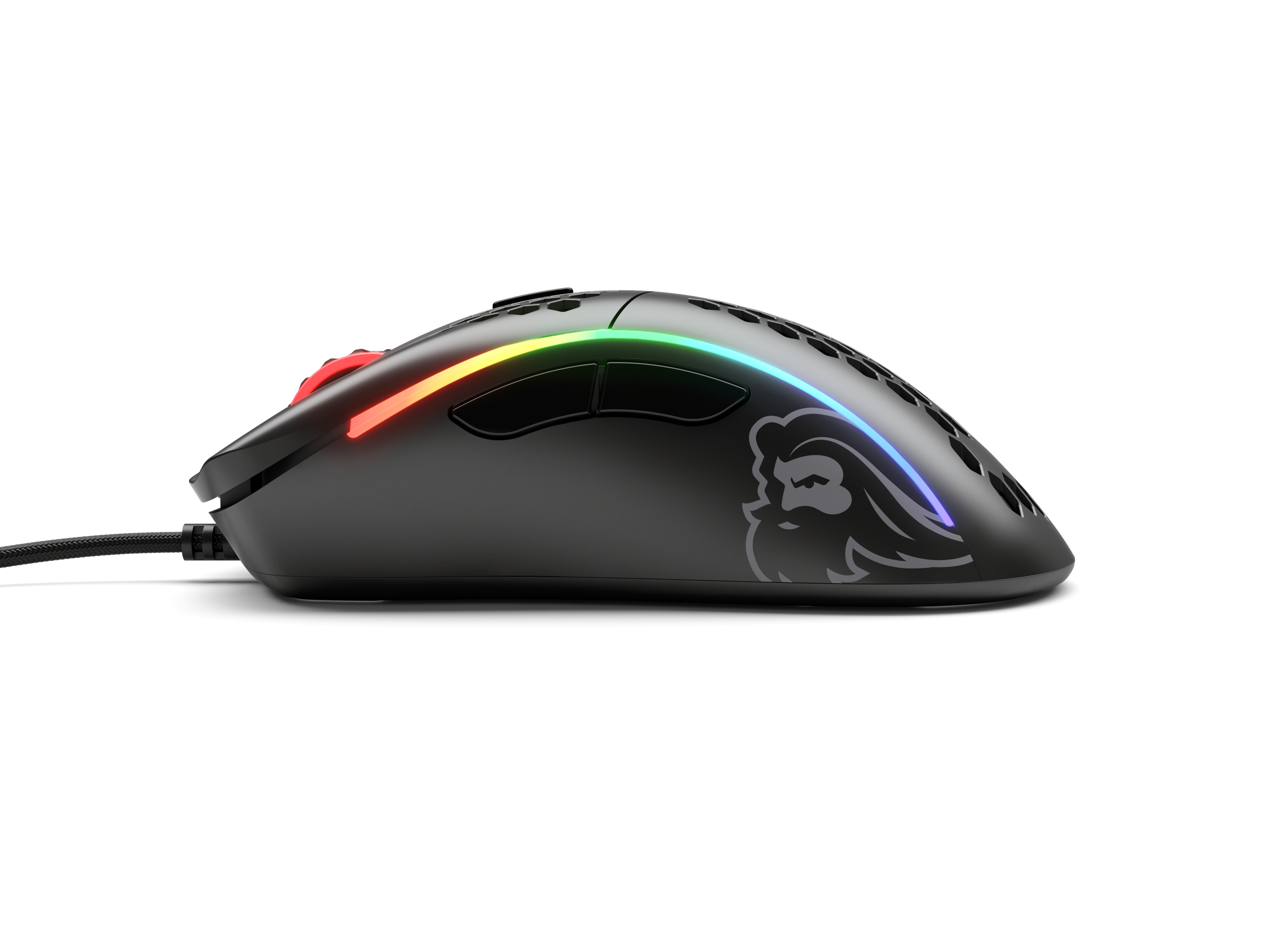 Beyaz arka planda RGB aydınlatmalı, petek yapılı ve logolu siyah oyuncu mouse'unun yan profili.