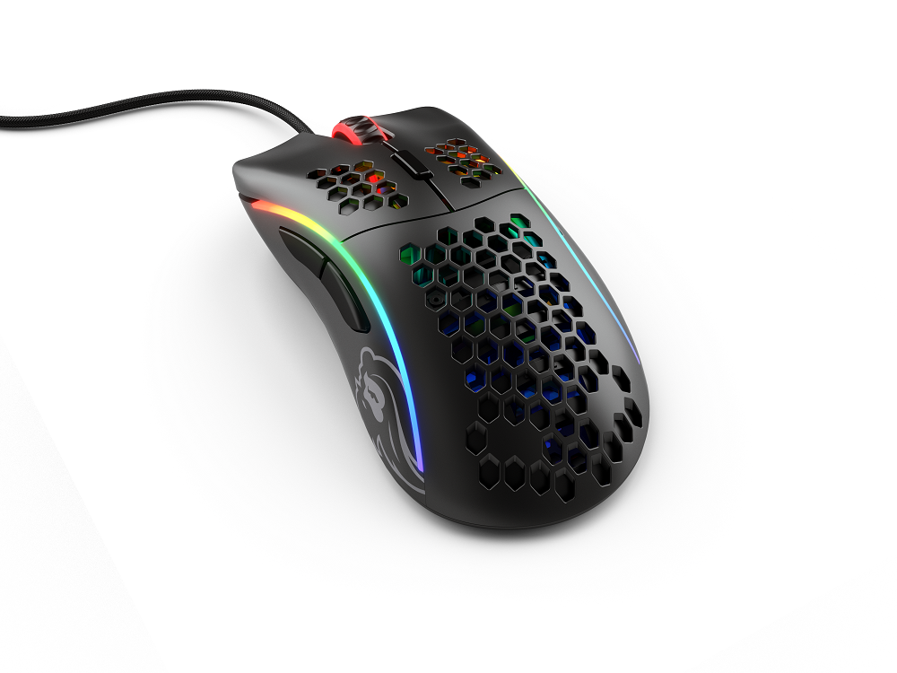 Beyaz arka planda petek desenli ve renkli RGB aydınlatmalı siyah oyuncu faresi.