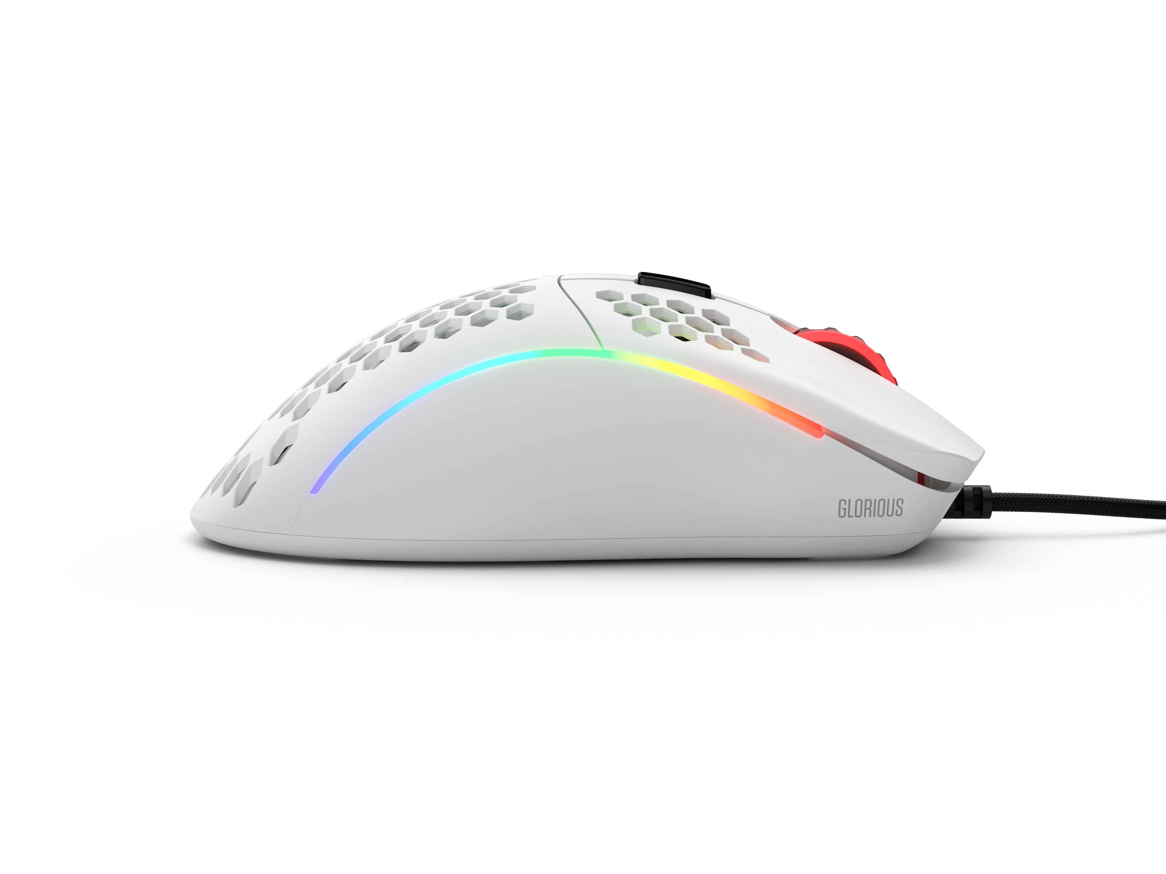 Petek desenli, RGB aydınlatmalı ve kırmızı tekerlekli beyaz bir oyuncu faresi beyaz arka planda.