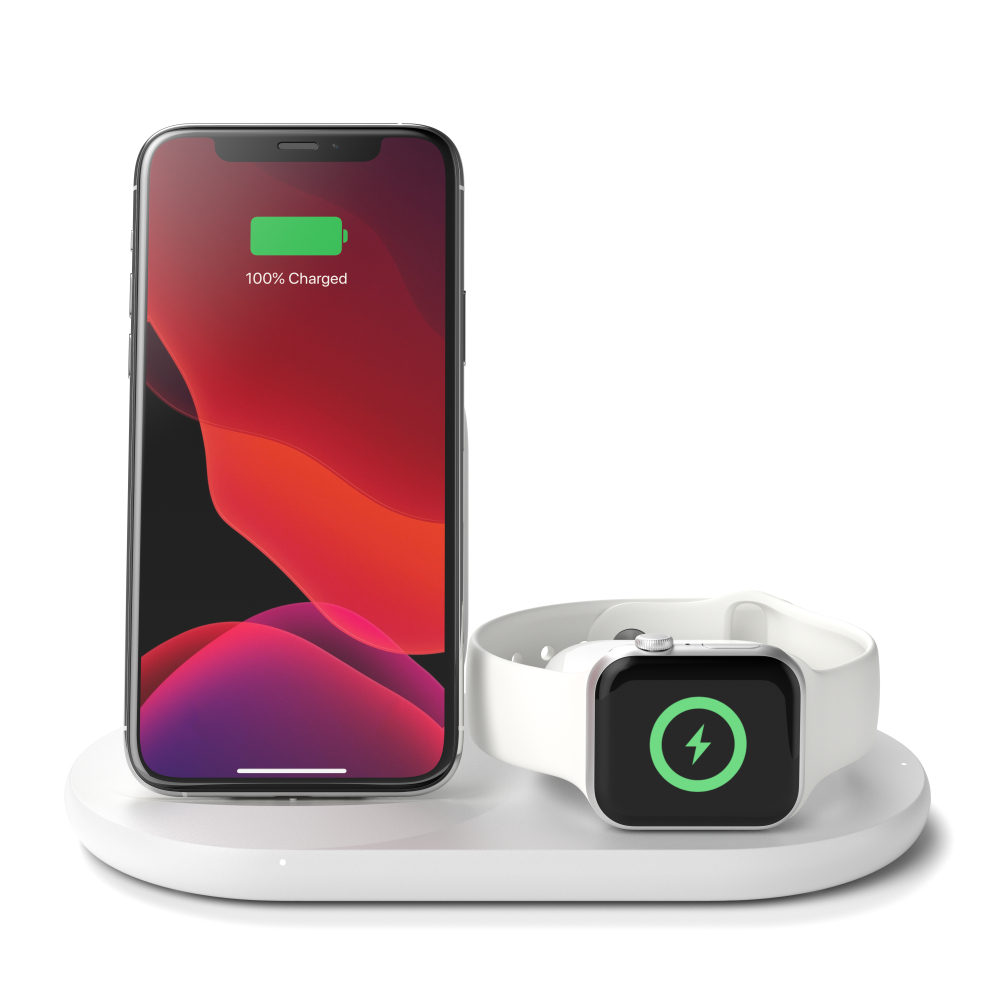 Beyaz bir şarj tabanında şarj olan bir telefon ve saat, dolu pil simgesini gösteriyor.