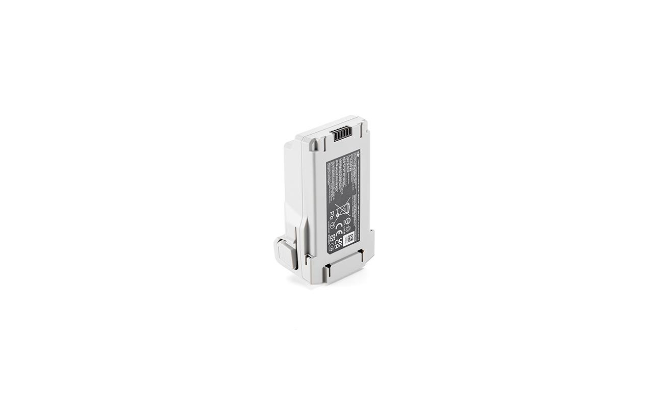 Ein weißer, rechteckiger Drohnenakku, aus einer leicht angewinkelten Seitenperspektive betrachtet.