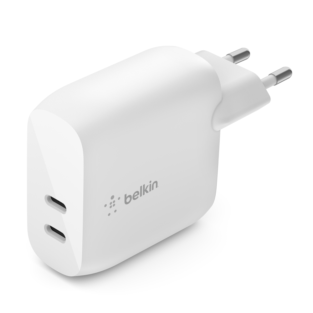 Beyaz Belkin USB-C duvar şarj cihazı, iki bağlantı noktası ve fiş uçları, açılı çekim.