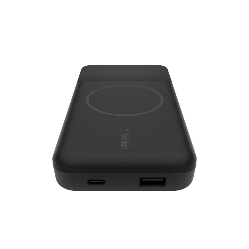 USB portlu siyah bir Belkin kablosuz şarj pedi gösteriliyor.
