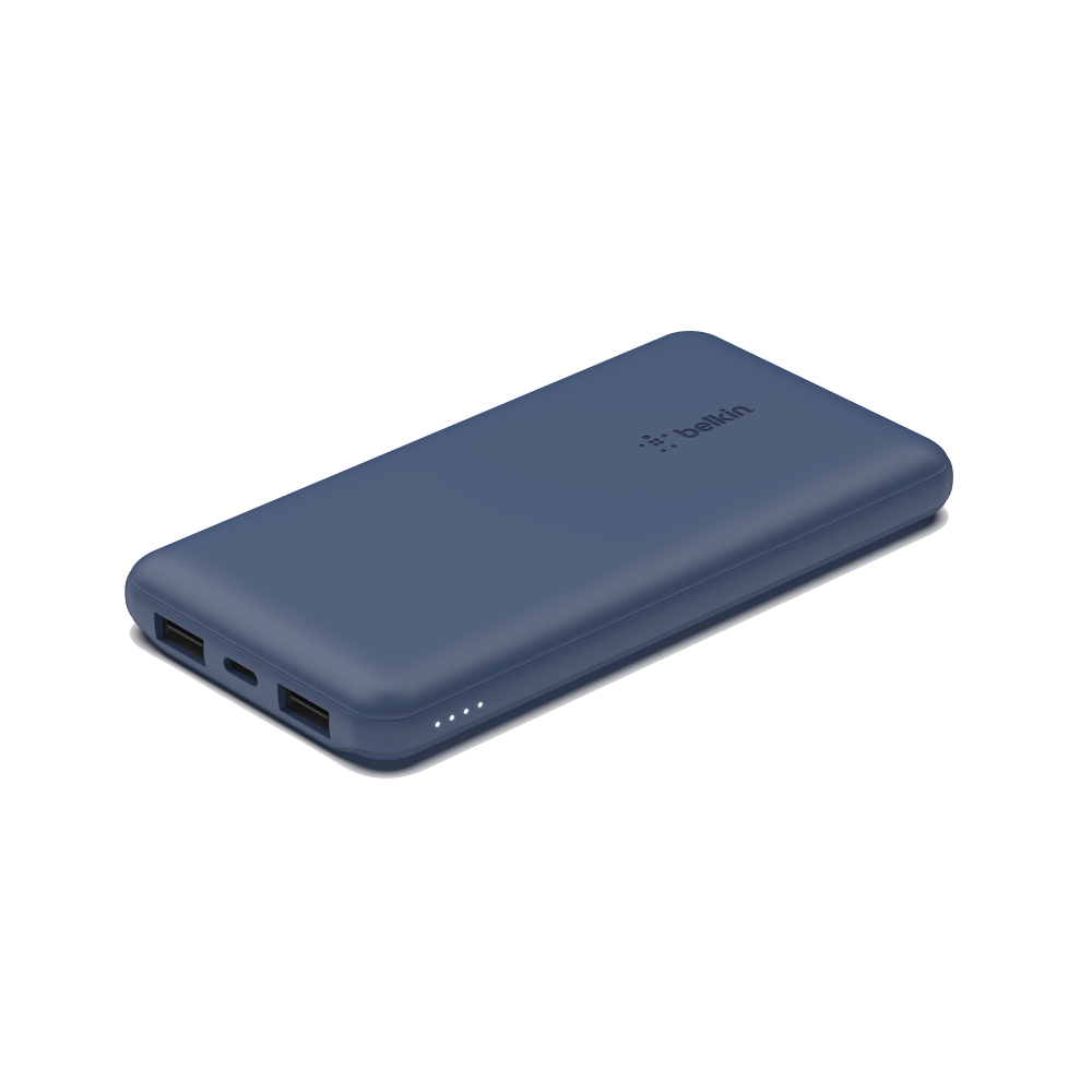 Koyu mavi Belkin güç bankası. İki USB portu, bir USB-C portu ve güç göstergeleri.