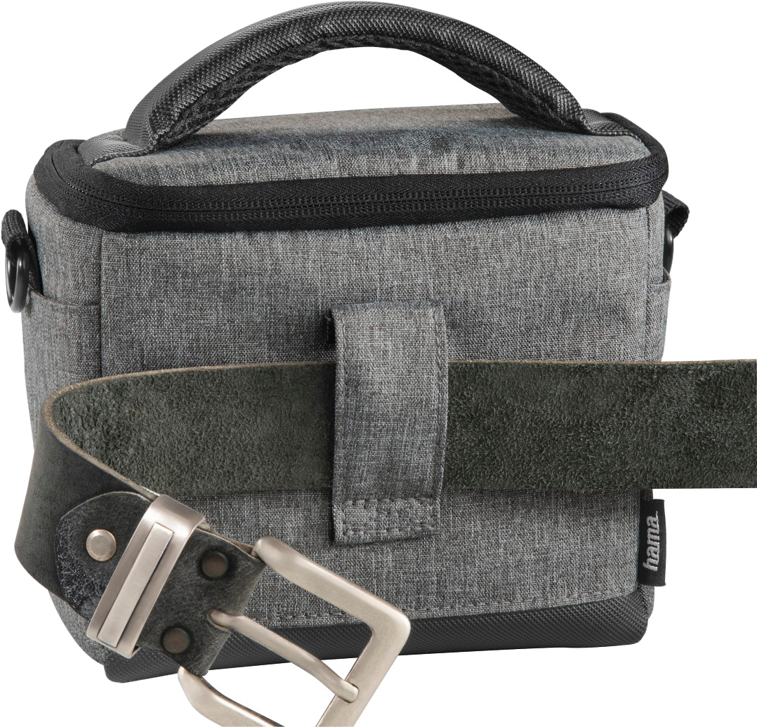 Eine graue Kameratasche mit schwarzem Gürtel. Die Tasche hat eine Klappe und eine silberne Schnalle.