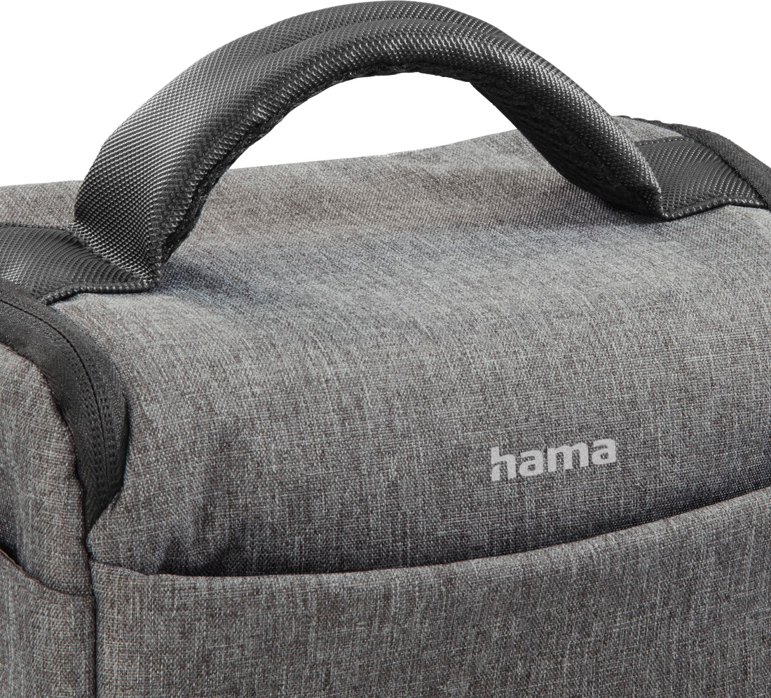 Kameratasche: Grau, mit schwarzem Griff und dem Wort 'hama' darauf.