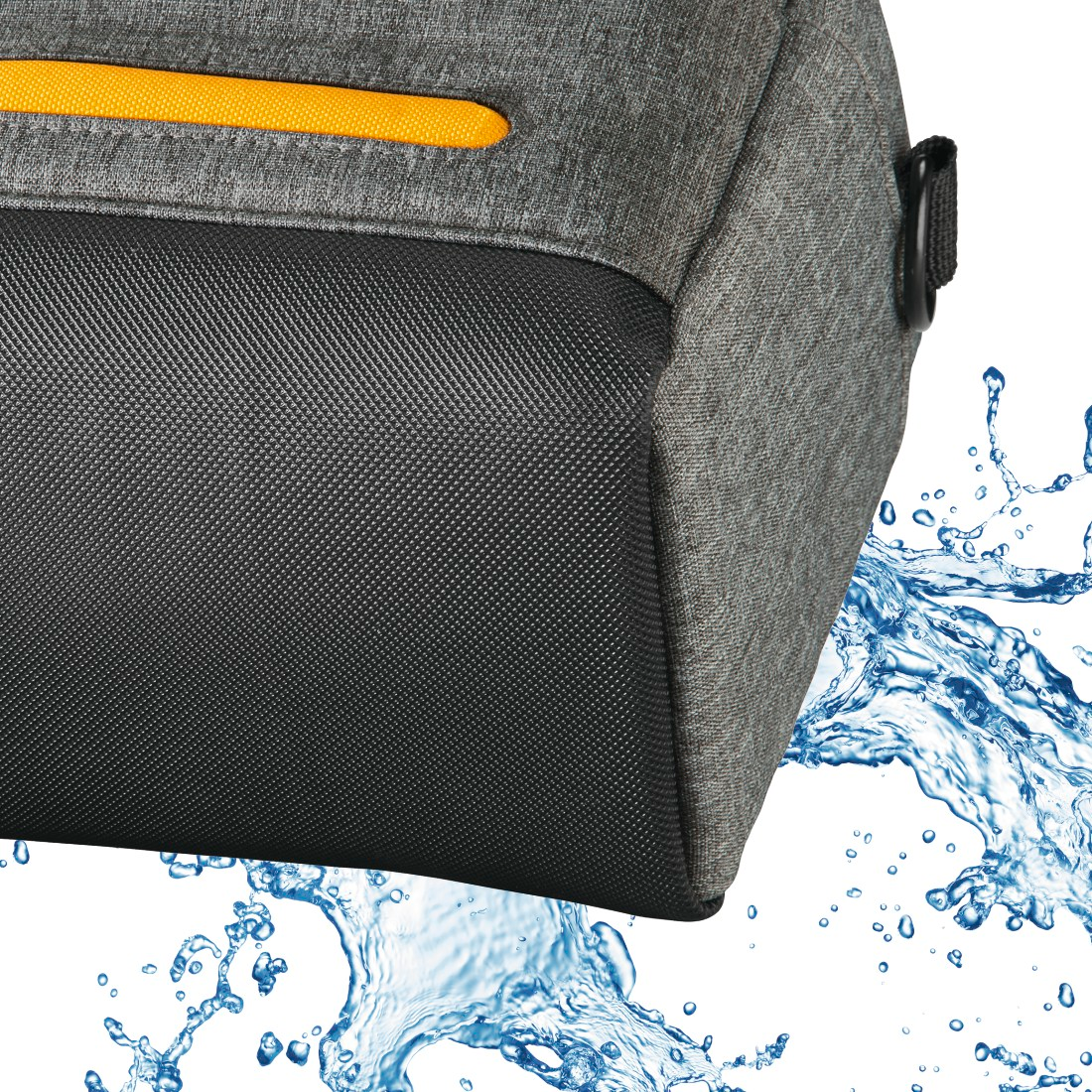 Nahaufnahme einer grauen und schwarzen Tasche. Gelber Reißverschluss oben, Wasser davor.