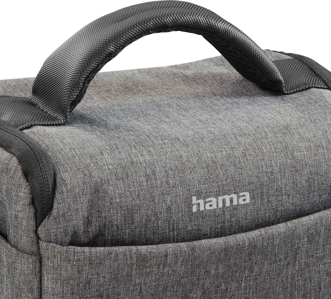 Graue Hama-Kameratasche mit schwarzem Griff. Die Tasche hat ein schlichtes Design, und der Markenname ist sichtbar.