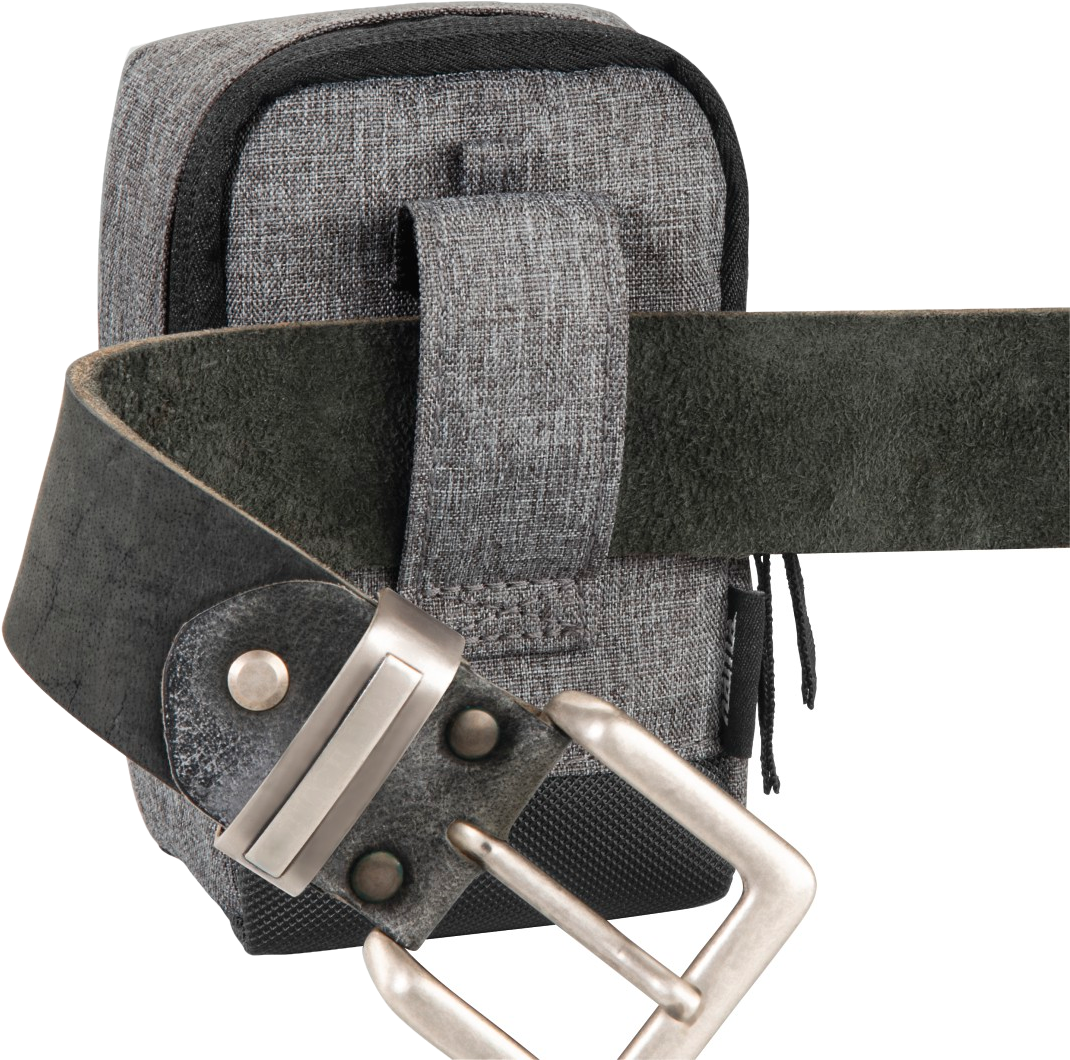 Eine graue Tasche, die an einem schwarzen Gürtel mit silberner Schnalle befestigt ist. Weißer Hintergrund.