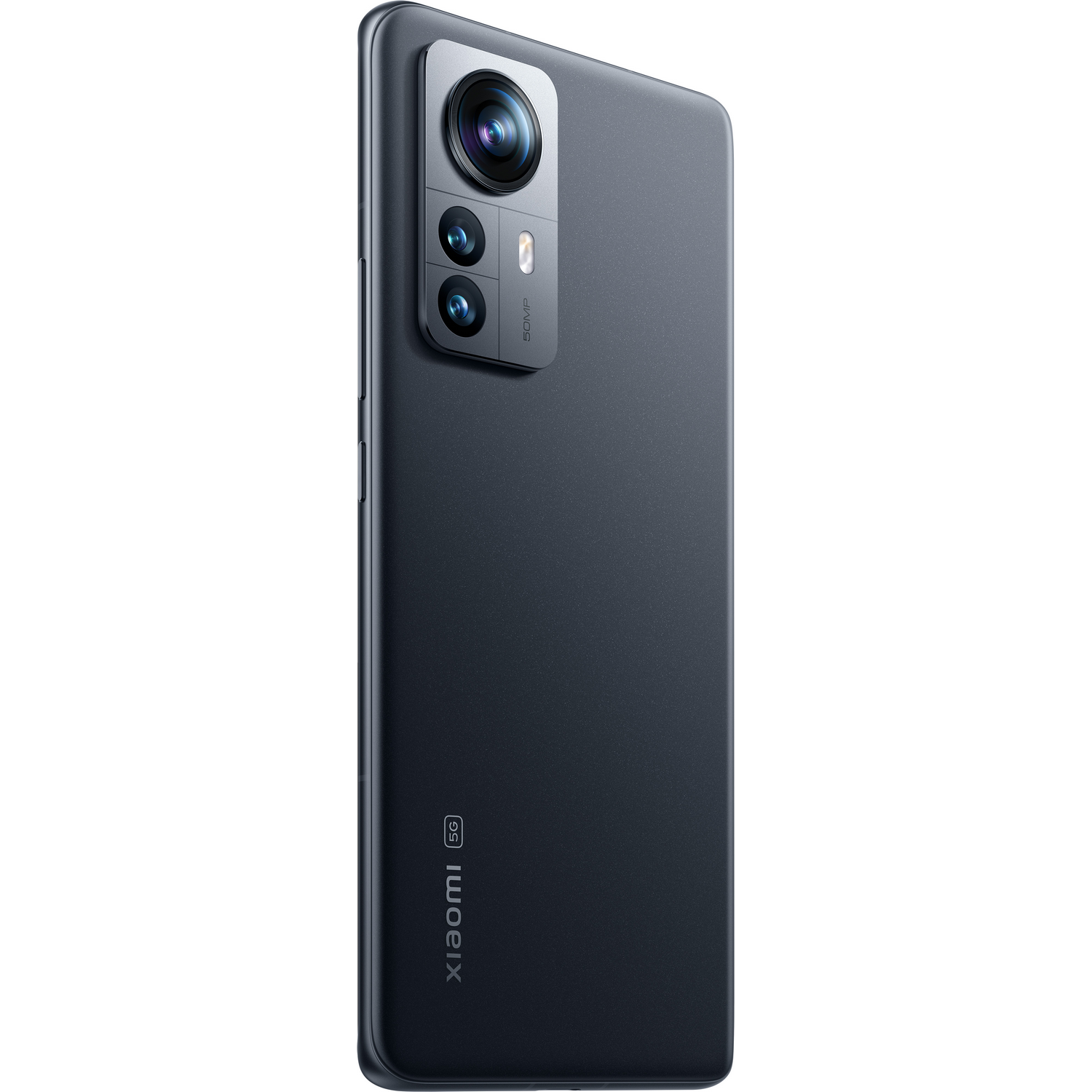 Smartphone negro con configuración de triple cámara, vista trasera.