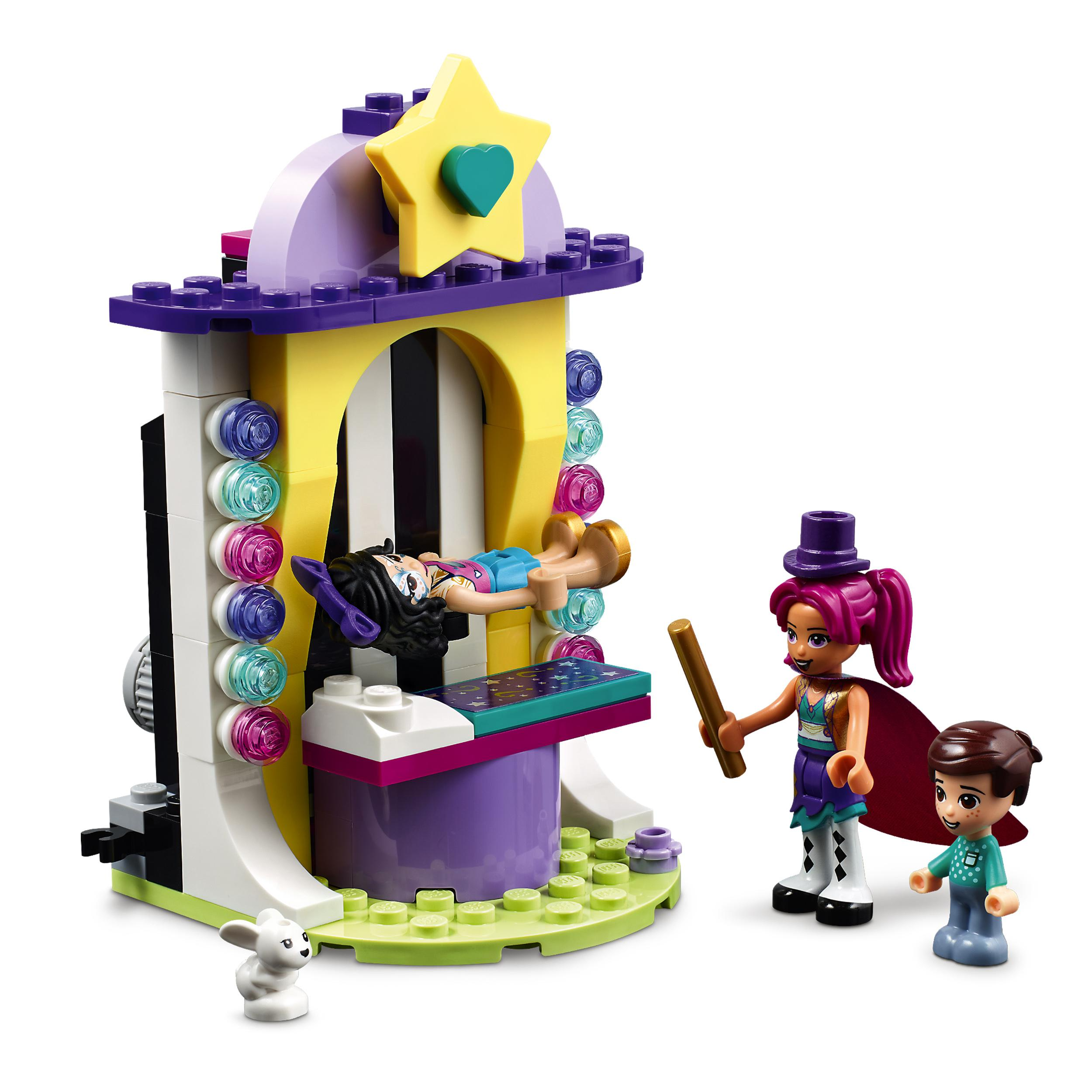 LEGO Friends Zauberspielset. Ein Mädchen schwebt auf einem Tisch. Figuren von Zauberer und Assistentin.