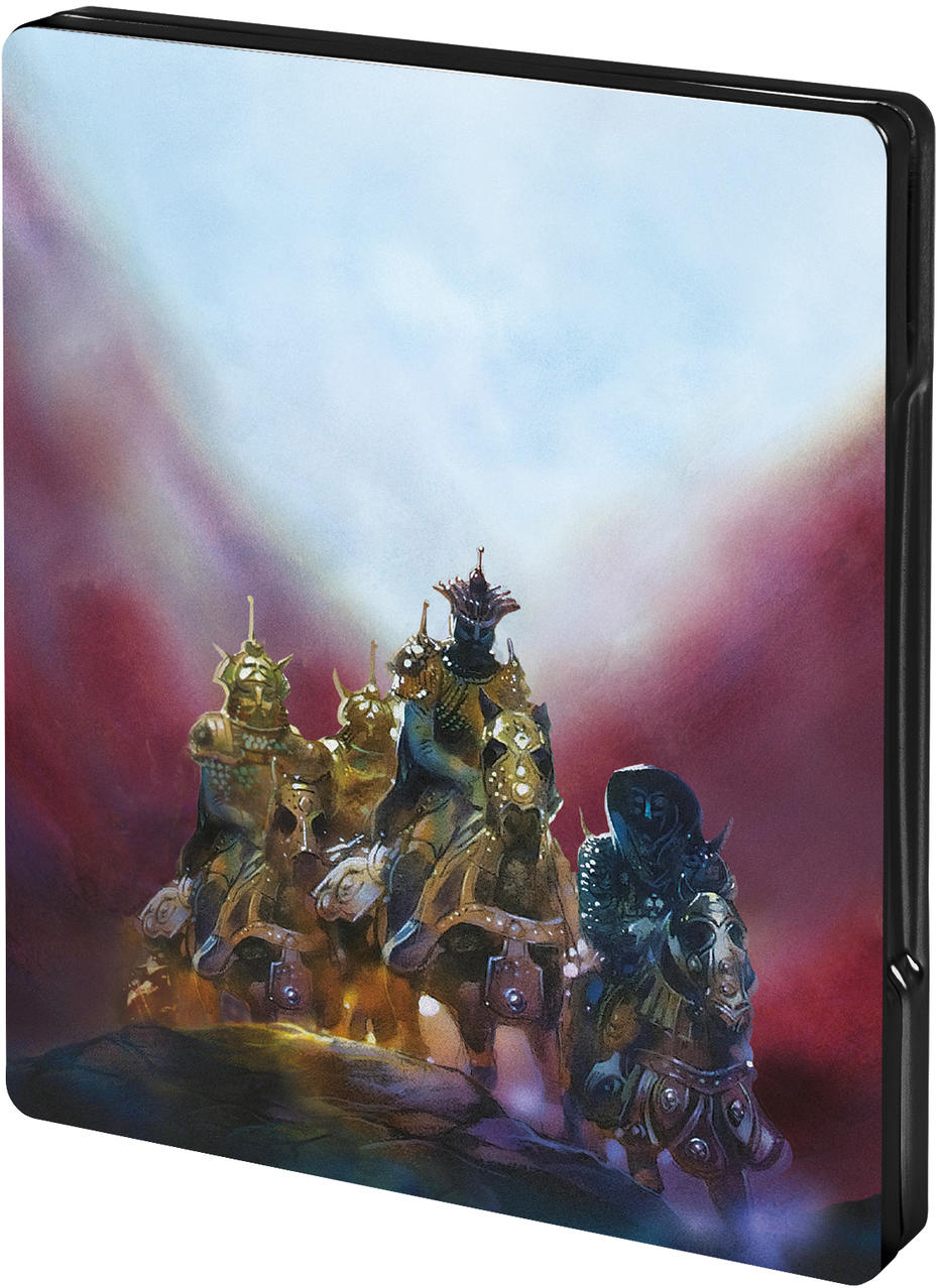 Eine Metallbox mit einer ritterlichen Szene mit Figuren auf Pferden. Dunkler Hintergrund.