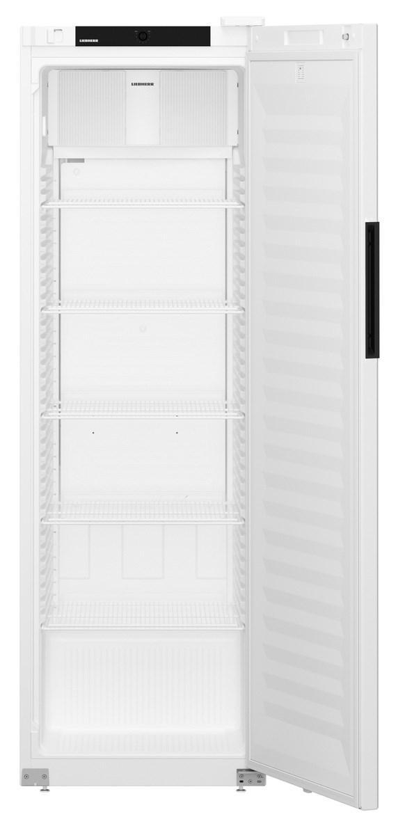 Ein weißer Kühlschrank mit geöffneter Tür, zeigt Regale und Innenraum.