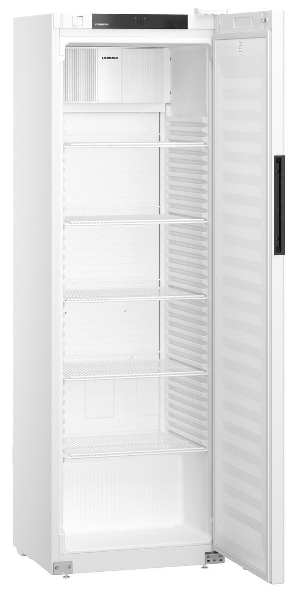 Ein weißer Liebherr-Kühlschrank mit geöffneter Tür, die Regale und interne Komponenten zeigt.