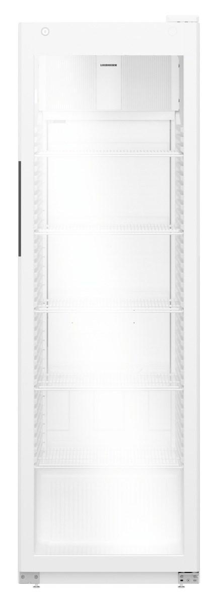 Ein hoher, weißer Kühlschrank mit Glastür, leer im Inneren mit Drahtregalen und einem Griff auf der linken Seite.
