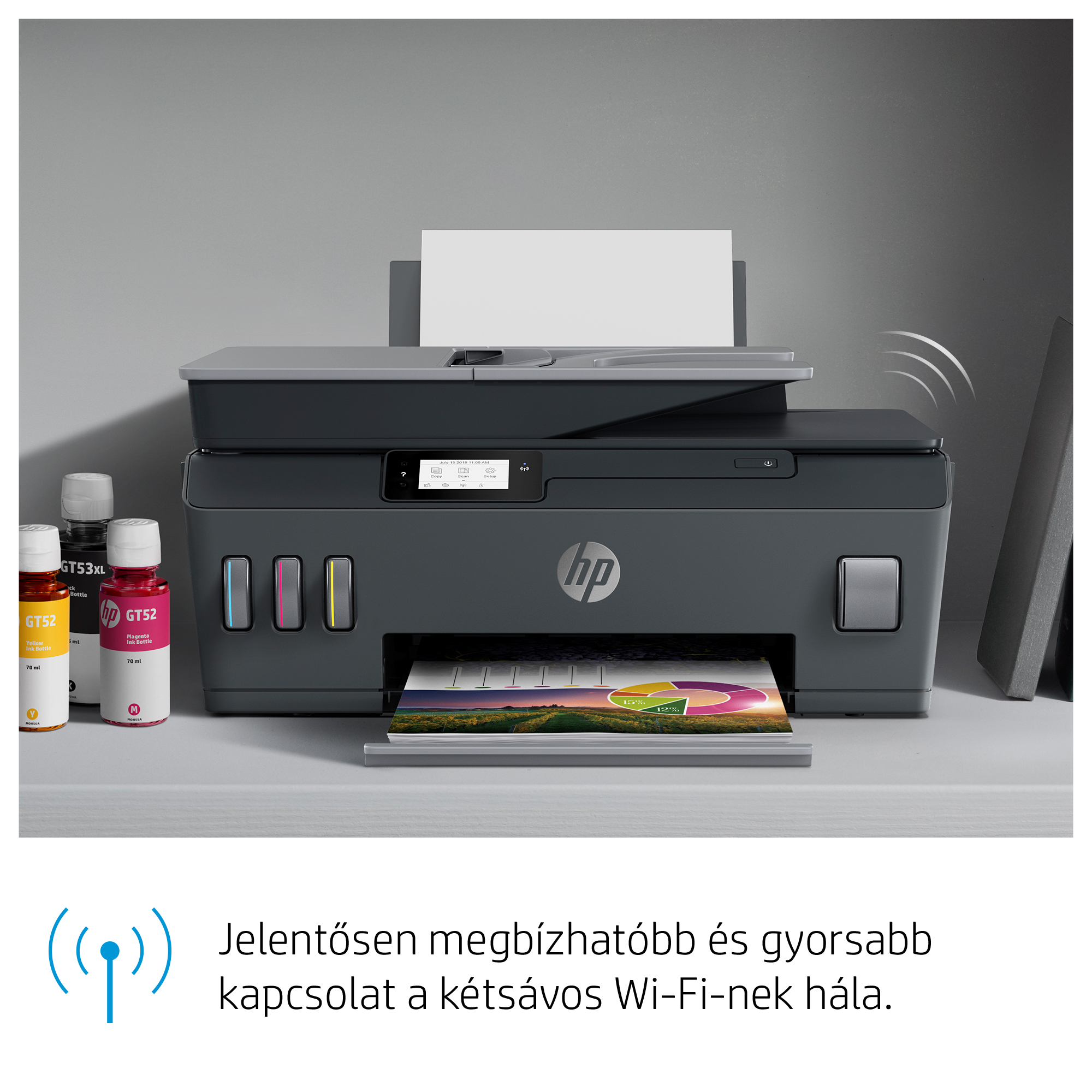 Szürke nyomtató tintapalackokkal a polcon, színes képet nyomtat.