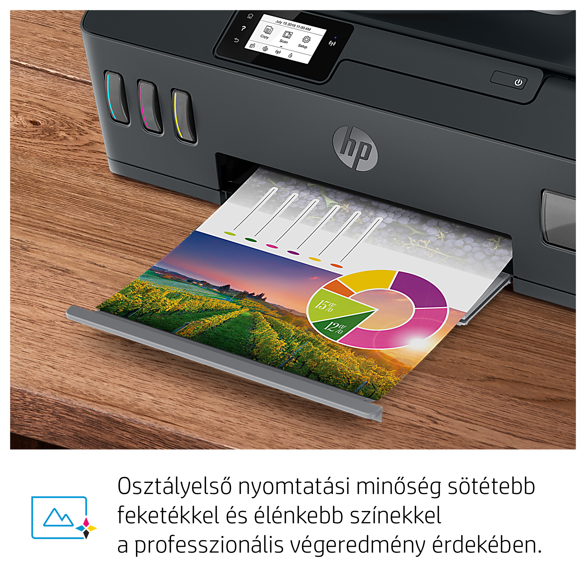 HP nyomtató színes diagramot nyomtat faasztalon.