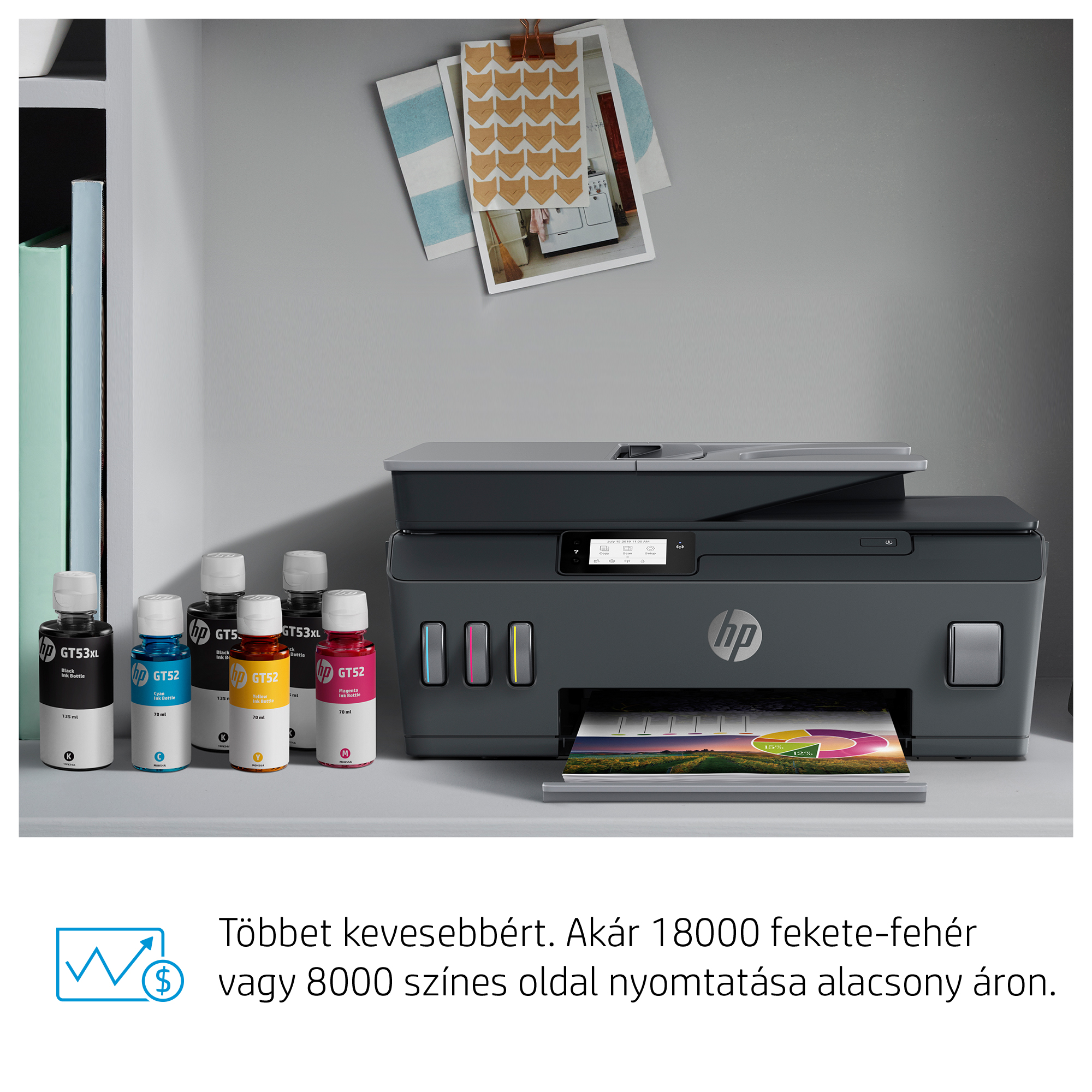 HP nyomtató tintapalackokkal és nyomtatott papírral. Szürke és fehér háttér, színes tinta.