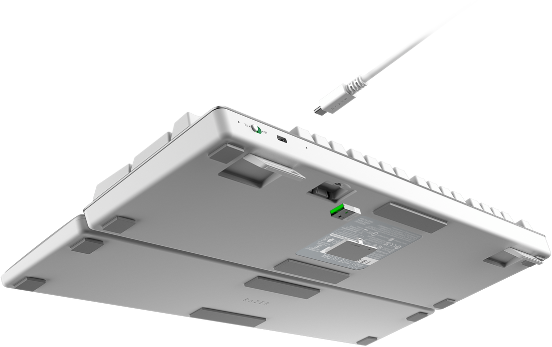 Weiße Tastatur auf dem Kopf. USB-Kabel angeschlossen. Marke Razer.