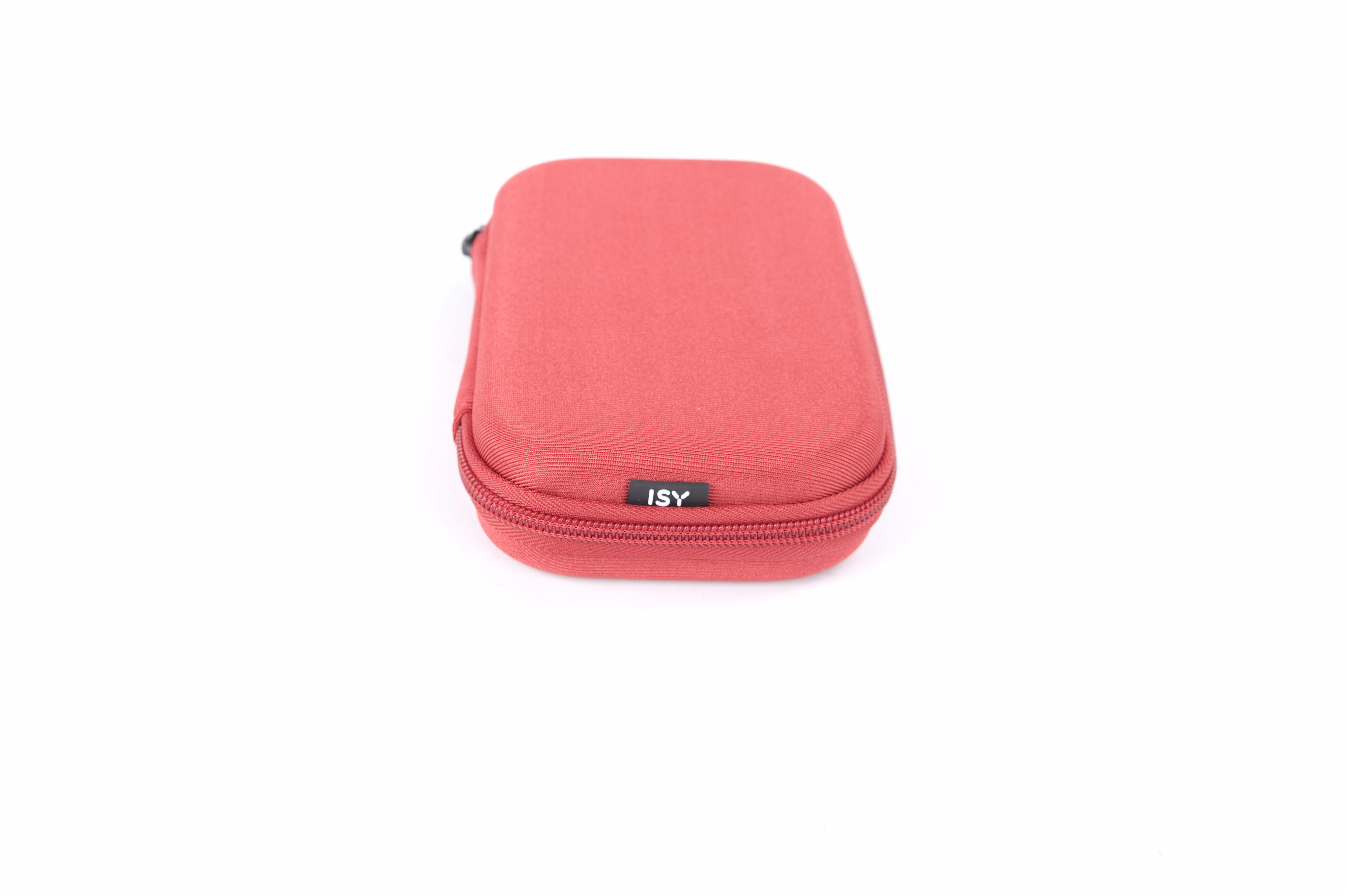 Ein rotes Etui mit Reißverschluss auf weißem Untergrund. Der Markenname steht unten.