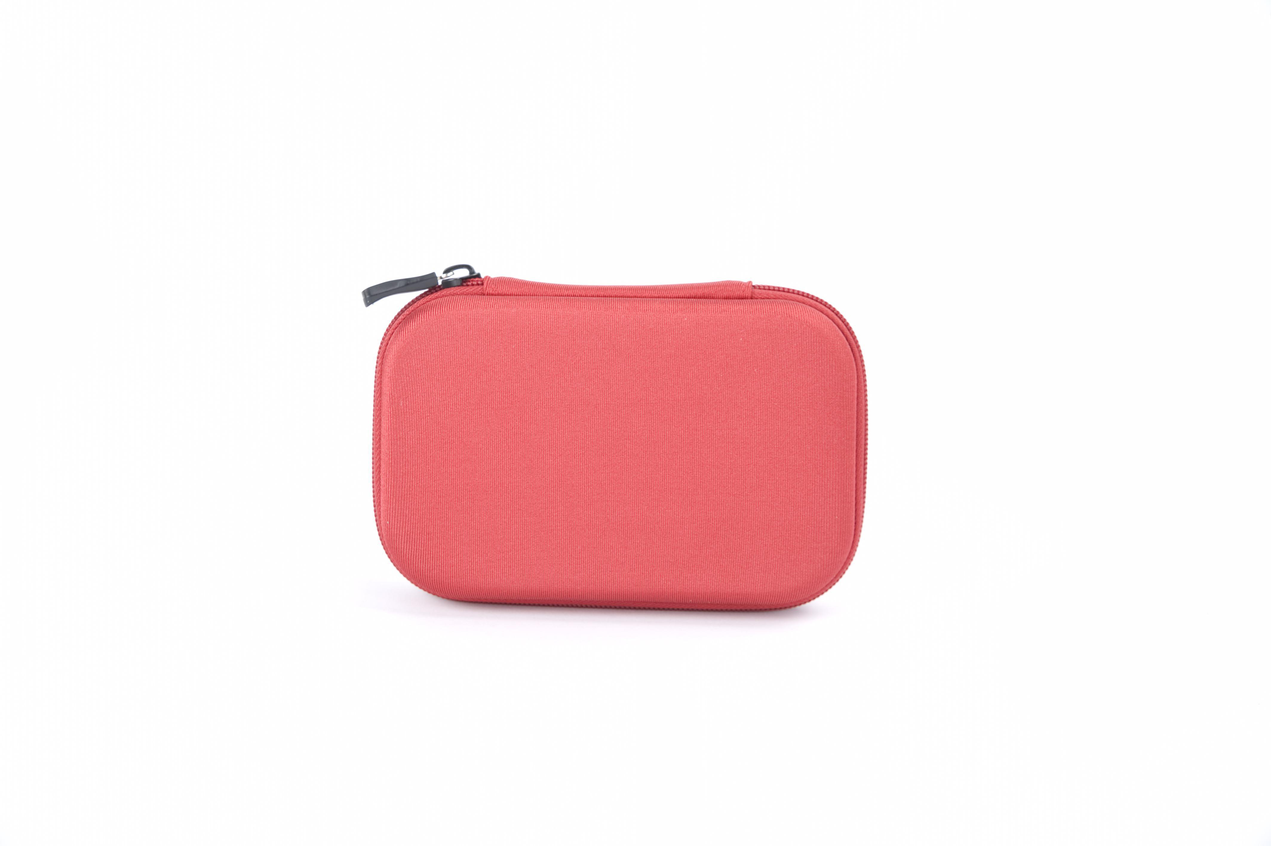 Ein rotes Etui mit Reißverschluss auf weißem Hintergrund, für kleine Gegenstände.