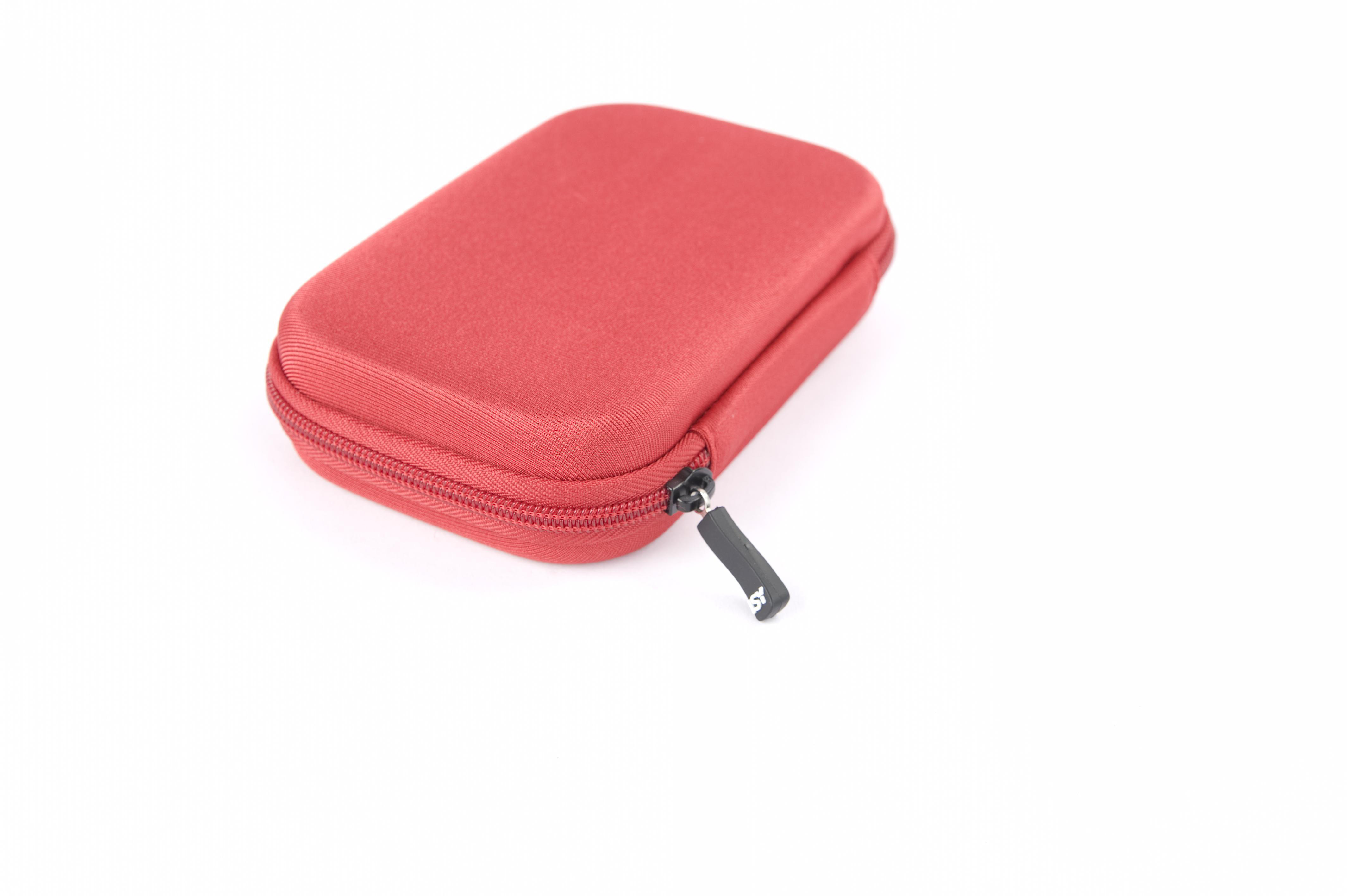 Rotes Etui mit Reißverschluss auf weißem Hintergrund. Der Reißverschluss ist schwarz mit einem kleinen Anhänger. Das Etui ist geschlossen.