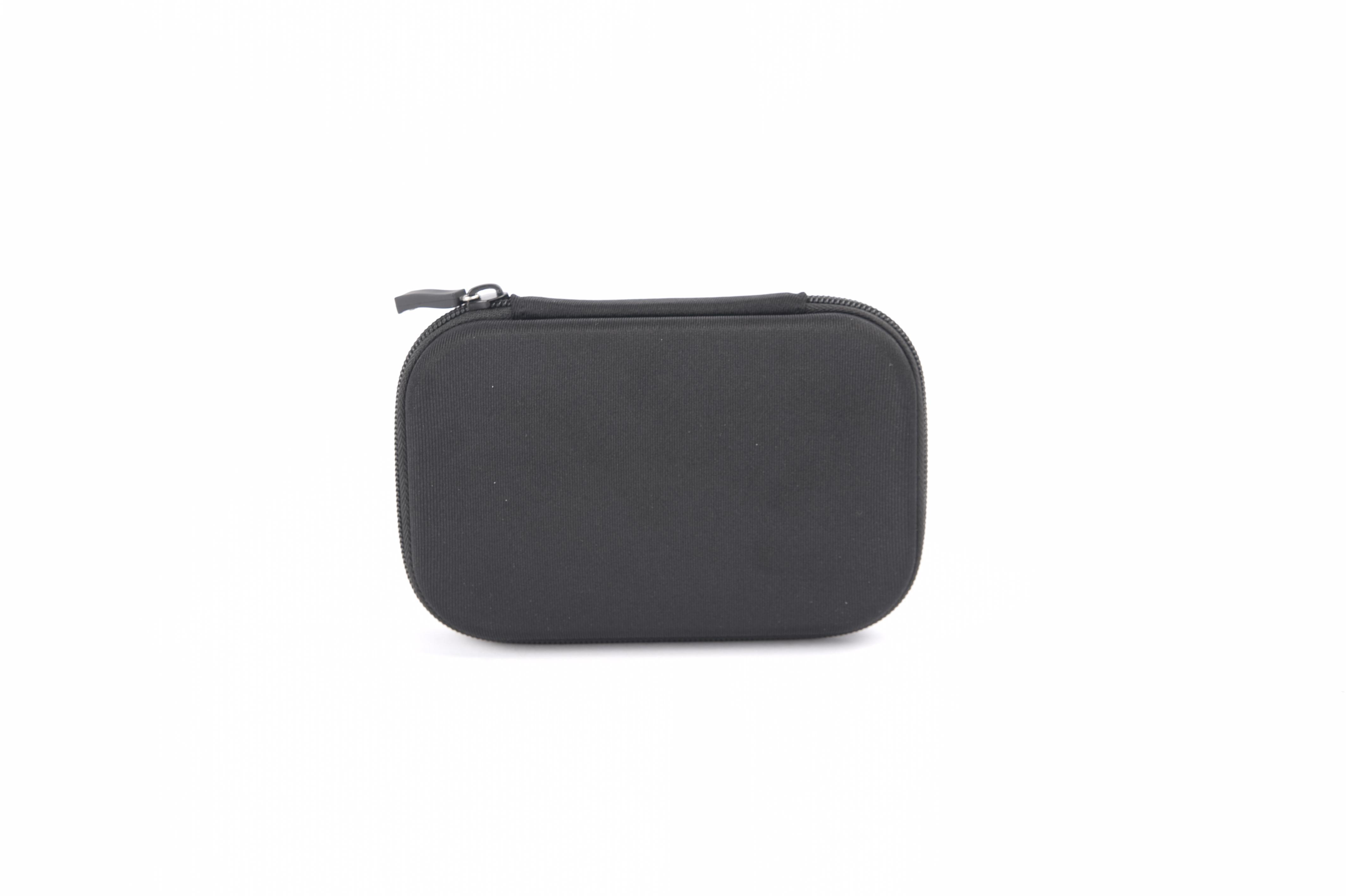 Ein schwarzes Etui mit Reißverschluss auf weißem Grund. Es hat eine ovale Form.