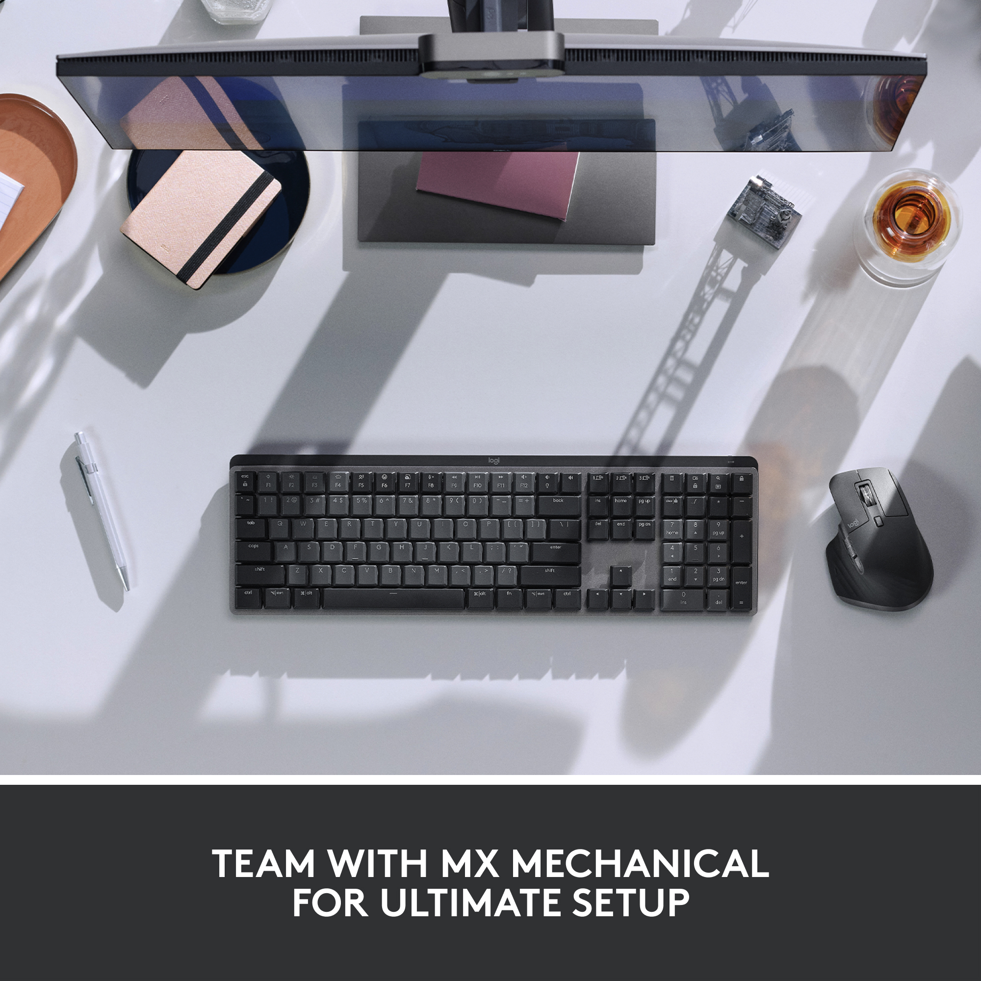 Configuration de bureau avec clavier, souris, moniteur et bloc-notes.