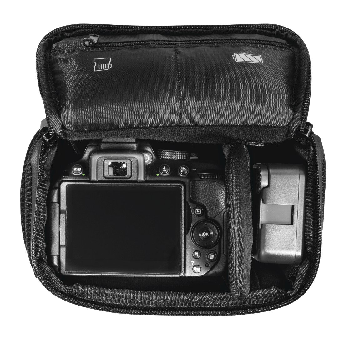 Kamera in einer schwarzen Tasche, die den Bildschirm, die Bedienelemente und ein Batterieladegerät zeigt.